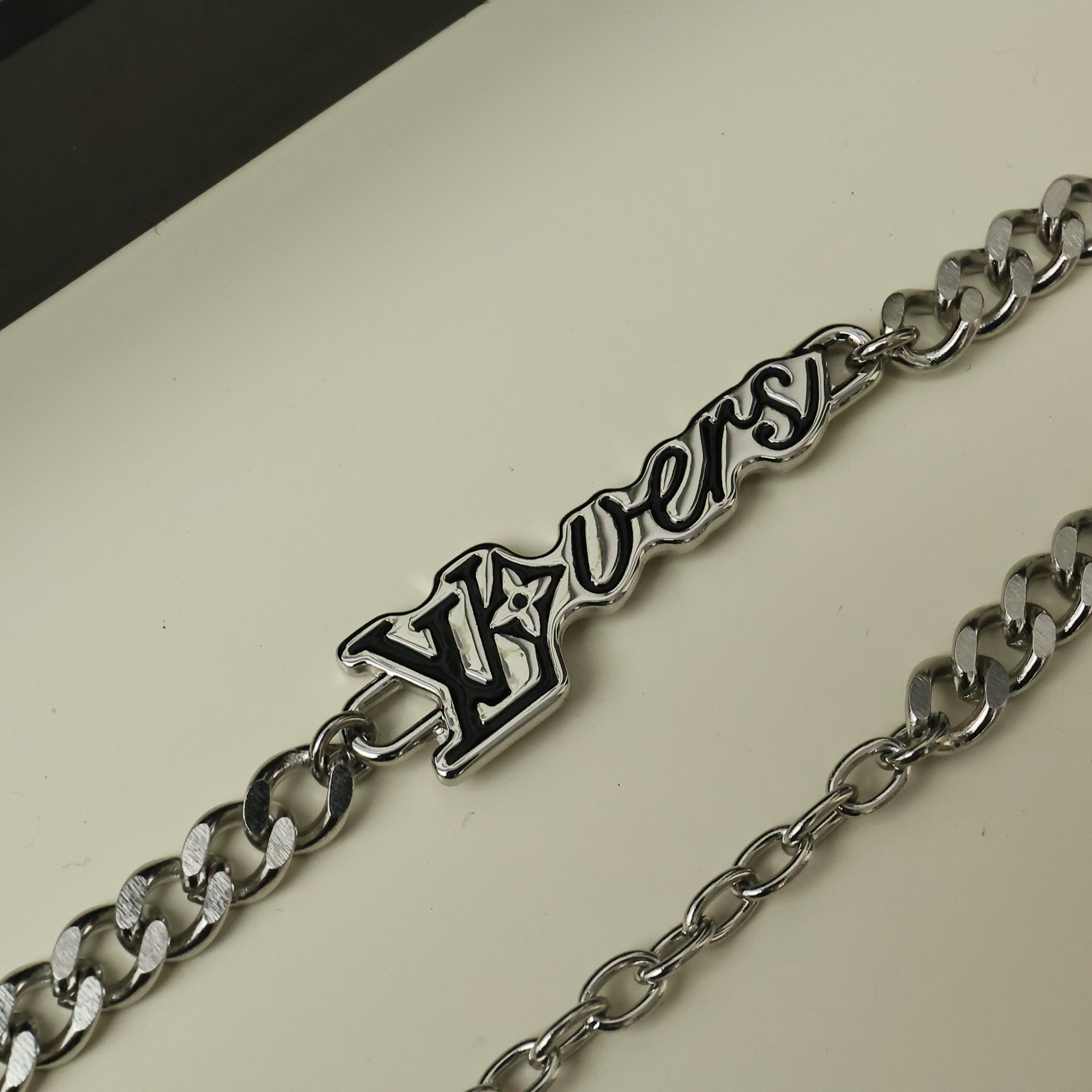 LV VERS 手链
M02916
 LVVers 手链以简约笔触演绎瞩目格调，为莹亮金属融入深邃 LV