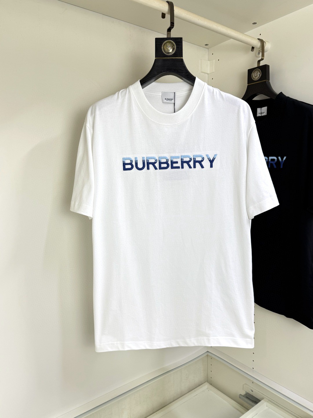 NO:489440,Burberry, Fat Brother Gospel, the largest XL can wear 200 pounds, top-level round neck casual short sleeves, top-level version, high-end custom versatile style, anyone can easily control the fabric, full customization and craftsmanship, the latest logo design of the luxurious classic brand on the chest, very high-end and those who understand goods must enter!  The style and tailoring are slim styles, which are very exquisite, showing aura and highlighting the exquisiteness of business men. This is the unique feature, just right slim fit, and the upper body effect is very good!  Size XS-XL (counter code is equivalent to M-3XL), burberry, burberry, T-shirt, alexander wang19860909Burberry 巴宝莉 胖哥福音最大XL可穿200斤 顶级圆领休闲短袖 顶级版本 高级定制百搭款式 任何人都可以轻松驾驭 面料全订制工艺 胸前奢华经典品牌最新logo设计,非常显档次懂货的必须入！版型剪裁属于修身款 非常精致,显气场,又会凸显商务男士的精致,这就是独到之处,恰到好处的修身,上身效果非常赞！尺码XS-XL（专柜码等同M-3XL）,,burberry,burberry,T-shirt,alexander wang,Men's clothing