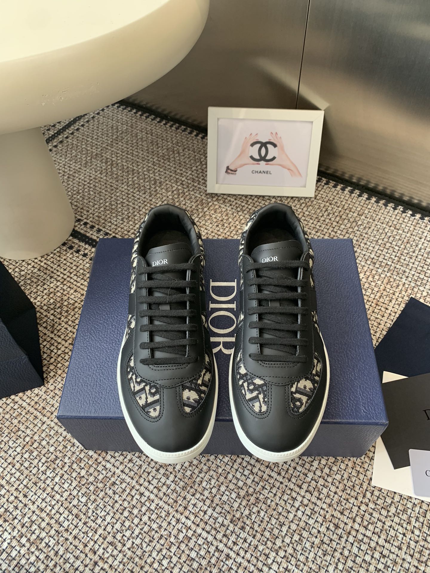 NO:511801,Top version of Dior Dior 25ss new product B01 German training shoes Couple style toe dimension design is a bit wider, the foot is comfortable and perfect online, the thread is beautiful, the adaptive pants are perfect and versatile, decorated with various classic details, is ideal for daily style, can be matched with various casual items to create exquisite styling fabrics, top layer cowhide/inner cowhide TPU original outsole, size 35-40, men 38-45 (45 custom made, no return or exchange), dad shoes, dior, dior, cowhide19860909顶级版本迪奥 Dior 25ss新品 B01德训鞋 情侣款鞋头维度设计宽了点 上脚舒适度完美在线 线头优美 适配裤型完美百搭 饰以各种经典细节 是日常造型的理想之选 可与各式休闲单品搭配打造精致造型面料头层牛皮/内里牛皮 TPU原版大底 码数女35-40 男38-45（45订做不退不换）,老爹鞋,dior,dior,cowhide,Women's Shoes