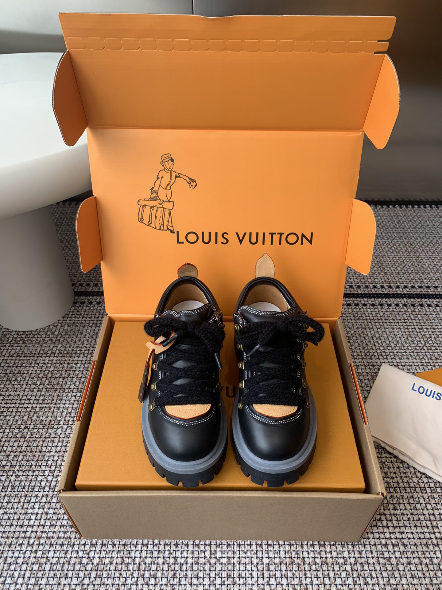 NO:511819,Louis Vuitton Lace-up Loafers Latest Derby Shoes Couple Style This sponge cake thick-soled series is very popular this year. Wear the height-enhancing effect, and the leading fashion is absolutely yyds!  Calfskin LV Remix derby draws inspiration from classic hiking boots and reimagines its proportions. Creates a stylish and avant-garde contour upper that combines thick laces and hooks engraved with letters. Details are taken from Louis Vuitton leather products. In particular, natural leather rear labels with letter canvas key bells and yellow stitching. This shoe uses a thick rubber outsole. Upper. Calfskin. Inner footbed. Sheepskin. Original open mold TPU rubber outsole. Heel height. 5cm. Size 35-45. (for women. 40. Men. Customized for non-return). Loafers, louis vuitton. Louis vuitton. Louis vuitton. Loafers.19860909Louis Vuitton 路易威登 系带厚底乐福鞋 最新款 德比鞋 情侣款 这款松糕厚底系列今年非常火爆 穿上增高效果,和时尚的引领绝对的yyds！ 小牛皮LV Remix derby从经典登山靴中汲取灵感,重新构想其比例 打造出时尚前卫的轮廓鞋面结合了厚鞋带和刻有字母花的钩子 细节取自路易威登皮革制品 特别是字母帆布钥匙铃和黄色缝线的天然皮革后标签 这款鞋采用了厚实的橡胶外底 鞋面 小牛皮 内里垫脚 羊皮 原版开模TPU橡胶大底 跟高 5cm 码数35-45（女40.男45定做不退换）,乐福鞋,louis vuitton,louis vuitton,louis vuitton,loafers,boots,cowhide,sheepskin,Women's Shoes