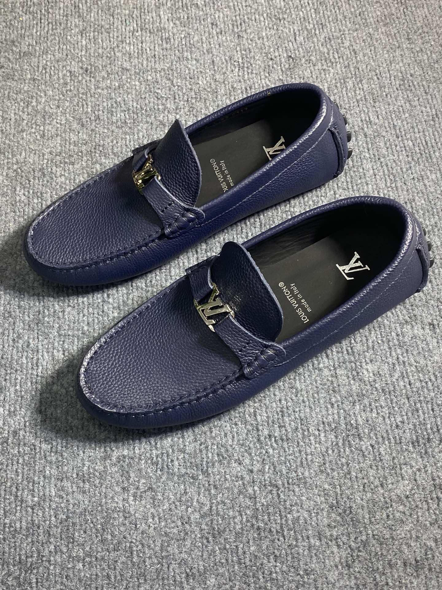 NO:345983,LV 2025 spring and summer counter GLORIA series original leather production original last. Classic driving cover casual shoes that show elegant style with exquisite craftsmanship details such as Monogram embossing all over the upper. Fabric made of imported calfskin from Italy. Original replica sole. Unique style. Comfortable driving shoes. Size: 4-12 sizes (38-46) order 38.45.46,,louis vuitton,cowhide19860909LV 2025春夏专柜GLORIA系列款原厂特供皮料生产 原版楦型.以遍布鞋面的Monogram压纹等精致工艺细节展现优雅风貌的经典开车套脚休闲鞋意大利进口小牛皮制作面料 原版复刻鞋底 风格独特 舒适开车便鞋 码数:4-12码（38-46）订38.45.46,,louis vuitton,cowhide,Men's shoes