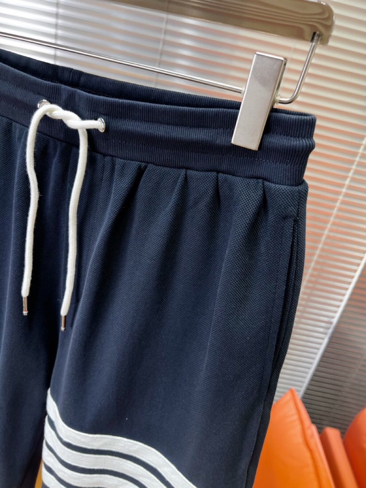 THOM BROWNE TB2025 Summer Update: Fashionable Shorts with Embroidered Matchers, Imported Fabrics, High Comfort. - 图片 4
