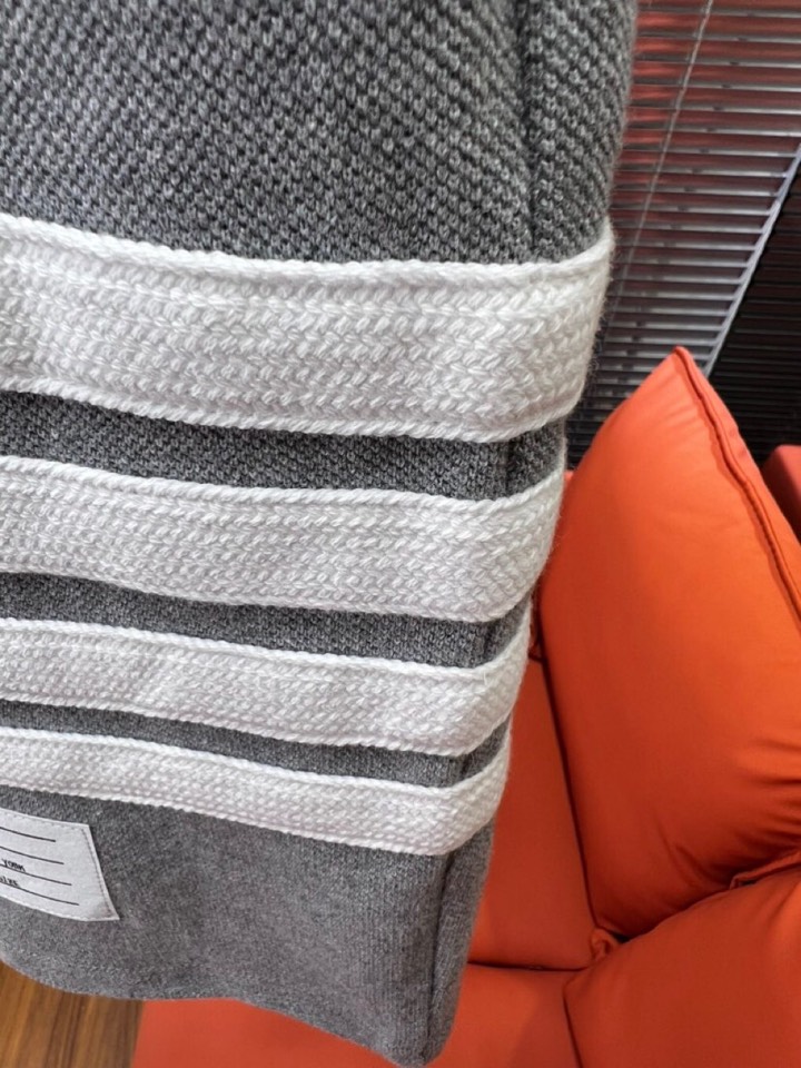 THOM BROWNE TB2025 Summer Update: Embroidered Shorts with Original Fabric and Hardware. - 图片 5