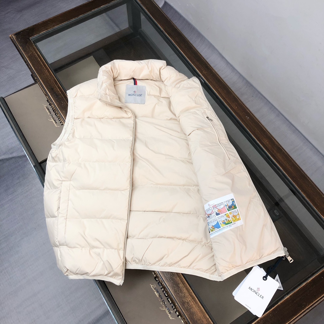 羽绒 Mon*cler 蒙口 2025最新羽绒背心 马甲❤️ 专柜同步上新!利落帅气的立领设计,行走的小