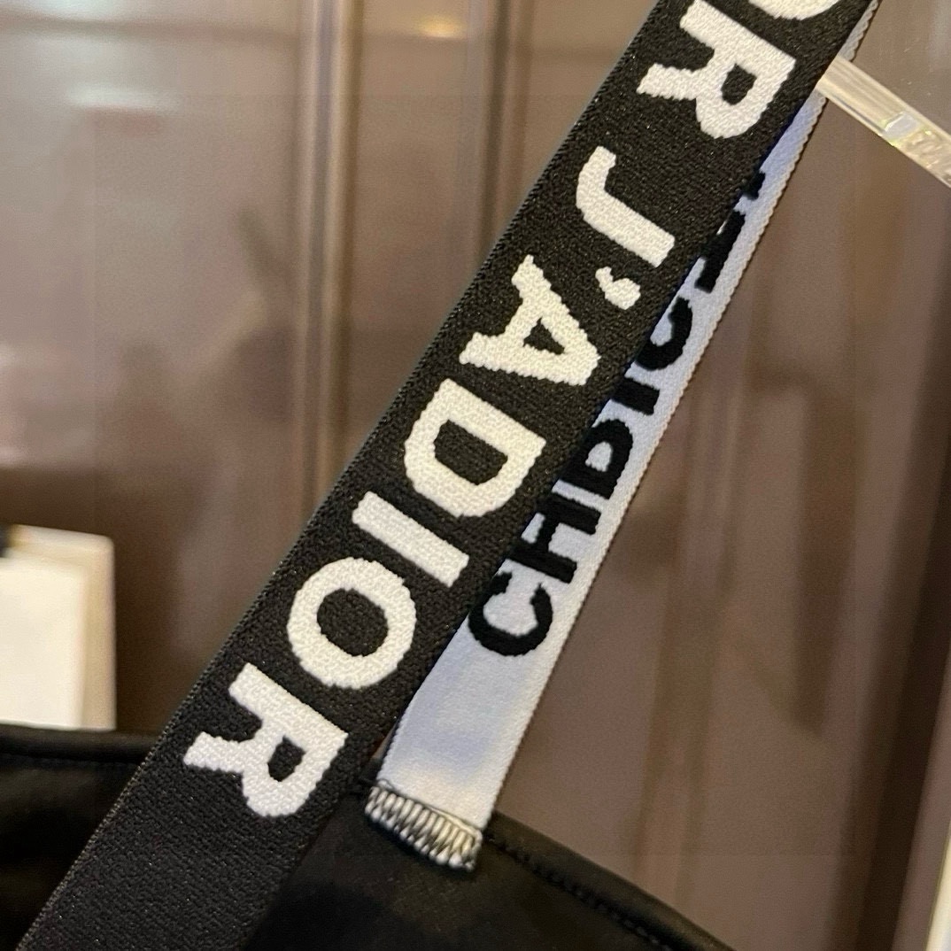 🆕
Dior迪奥分体套装泳衣👙 上身超级棒！同步各大专柜发售，自然而然呈现时尚感！十分减龄，具有年轻活力