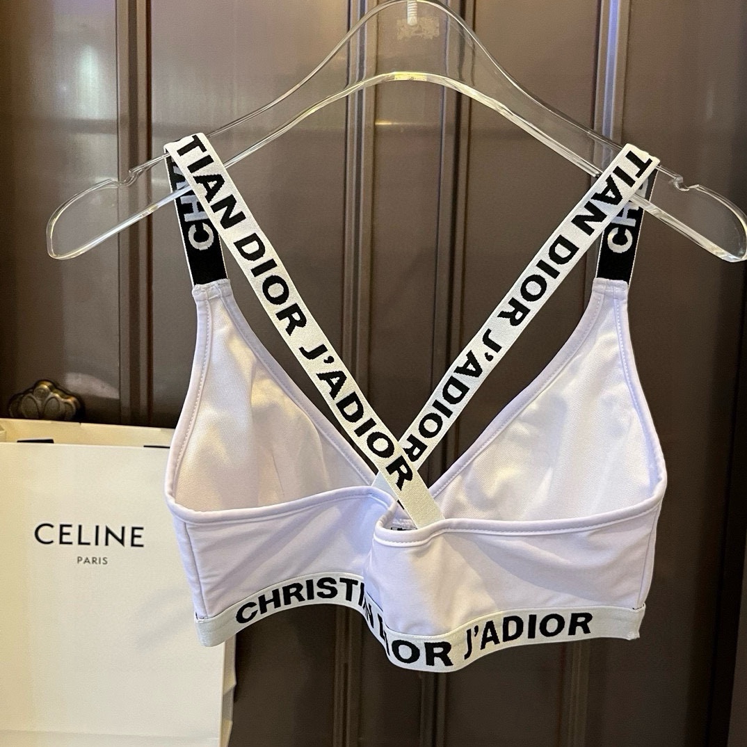 。
Dior迪奥分体套装泳衣👙 上身超级棒！同步各大专柜发售，自然而然呈现时尚感！十分减龄，具有年轻活力