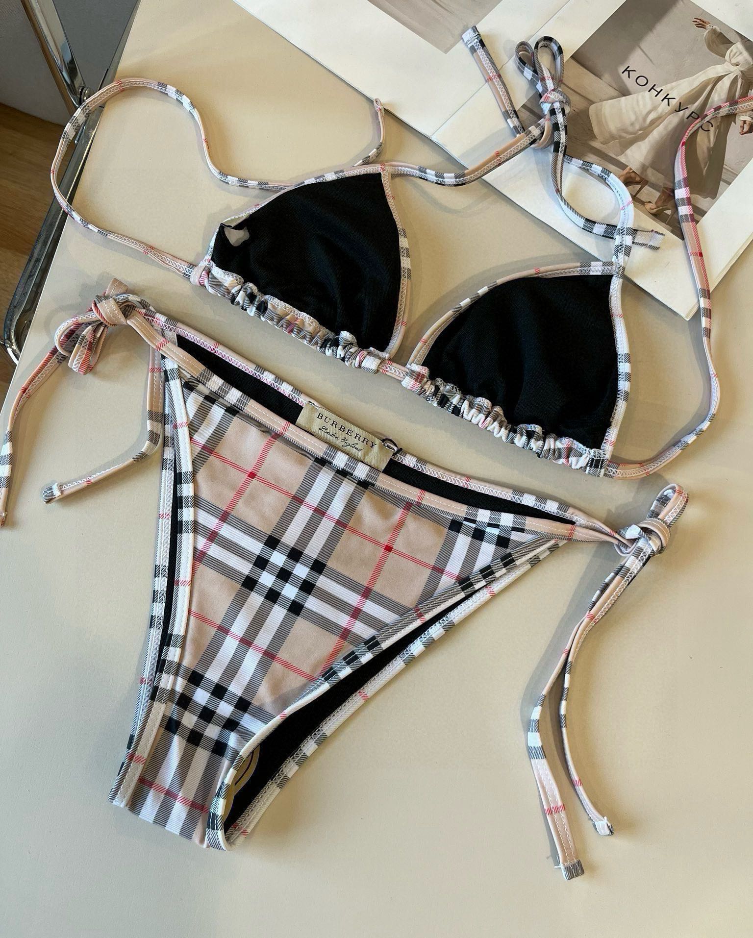 🆕


Burberry巴宝莉经典英伦格泳衣，实物实在太美了！拍不出来它的美😍谁穿谁美！很值得入手✋ S