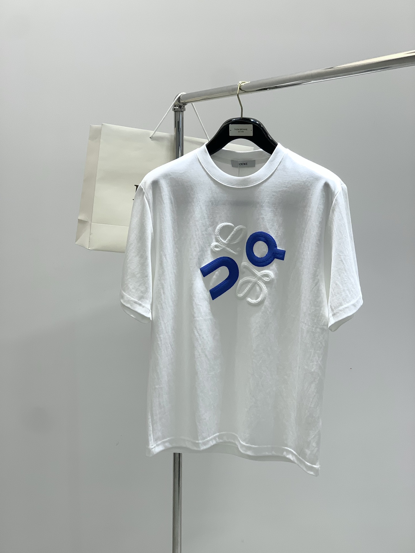 NO:489007,,Loewe, the latest model for summer 2025, available at the counter at the same time, original single product, fashionable and casual round neck short-sleeved T-shirt, very distinctive on the upper body!  Eye-catching and highlighted, imported original fabric, top-level printing craft letter pattern decorative logo, simple but not lacking in fashion, classic and atmospheric, comfortable and breathable, handsome and stylish on the upper body, S-2xl,,loewe,loewe,T-shirt,tees,t-shirt,alexander wang19860909,Loewe 罗意威,2025夏季最新款,专柜同步有售,原单狠货,时尚休闲圆领短袖T恤,上身很有特点！吸睛而有亮点,进口原版面料,顶级印花工艺字母图案装饰Logo,简单而不失时尚,经典大气,舒适透气,上身帅气有型,码数S-2xl,,loewe,loewe,T-shirt,tees，t-shirt,alexander wang,Men's clothing