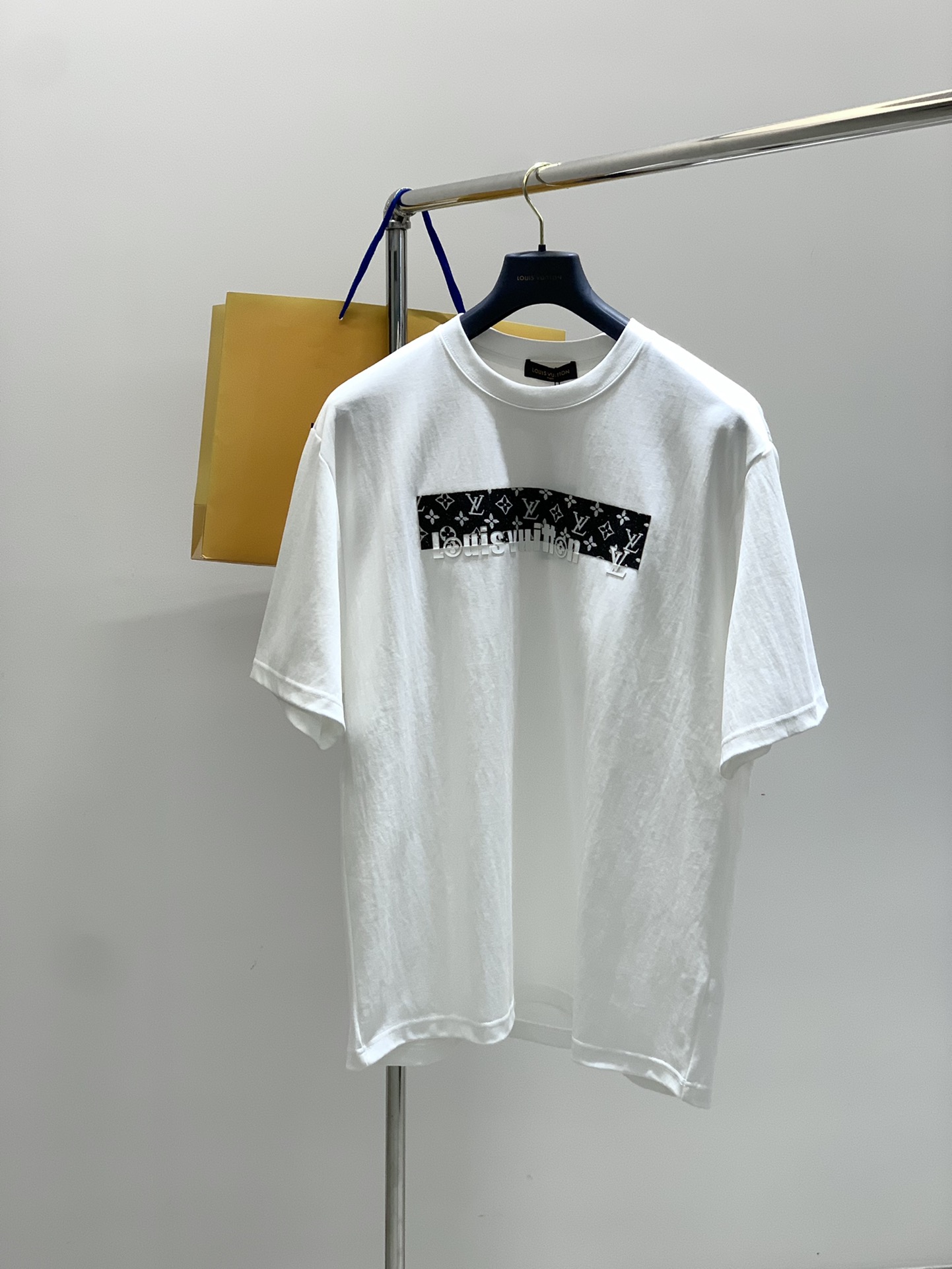 NO:489195,,LouisVuitton, the latest model for summer 2025, available at the counter at the same time, original singles, fashionable and casual round neck short-sleeved T-shirt, very distinctive on the upper body!  Eye-catching and highlighted, imported original fabric, top-grade embroidery printing craft letter pattern decorative logo, simple but not lacking in fashion, classic and atmospheric, comfortable and breathable, handsome and stylish on the upper body, S-2Xl,,louis vuitton,louis vuitton,T-shirt,tees,t-shirt,alexander wang19860909,LouisVuitton 路易威登,2025夏季最新款,专柜同步有售,原单狠货,时尚休闲圆领短袖T恤,上身很有特点！吸睛而有亮点,进口原版面料,顶级刺绣印花工艺字母图案装饰Logo,简单而不失时尚,经典大气,舒适透气,上身帅气有型,码数S-2Xl,,louis vuitton,louis vuitton,T-shirt,tees，t-shirt,alexander wang,Men's clothing