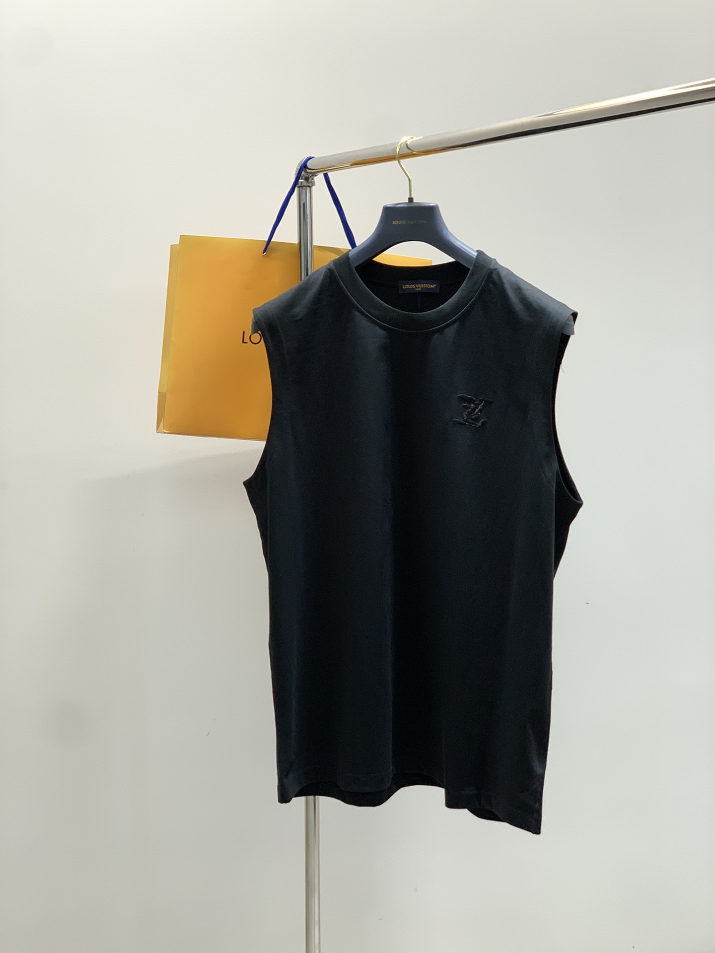 NO:488998,,LouisVuitton, the latest model for summer 2025, available at the counter at the same time, original singles, fashionable and casual round neck sleeveless top, very distinctive on the upper body!  Eye-catching and highlighted, imported original fabric, top-grade embroidery craft letter pattern decorative logo, simple but not lacking in fashion, classic and atmospheric, comfortable and breathable, handsome and stylish on the upper body, 2 colors recommended, code number M-3XL,, louis vuitton, louis vuitton, alexander wang19860909,LouisVuitton 路易威登,2025夏季最新款,专柜同步有售,原单狠货,时尚休闲圆领无袖上衣,上身很有特点！吸睛而有亮点,进口原版面料,顶级刺绣工艺字母图案装饰Logo,简单而不失时尚,经典大气,舒适透气,上身帅气有型,2色推荐,码数M-3XL,,louis vuitton,louis vuitton,alexander wang,Men's clothing