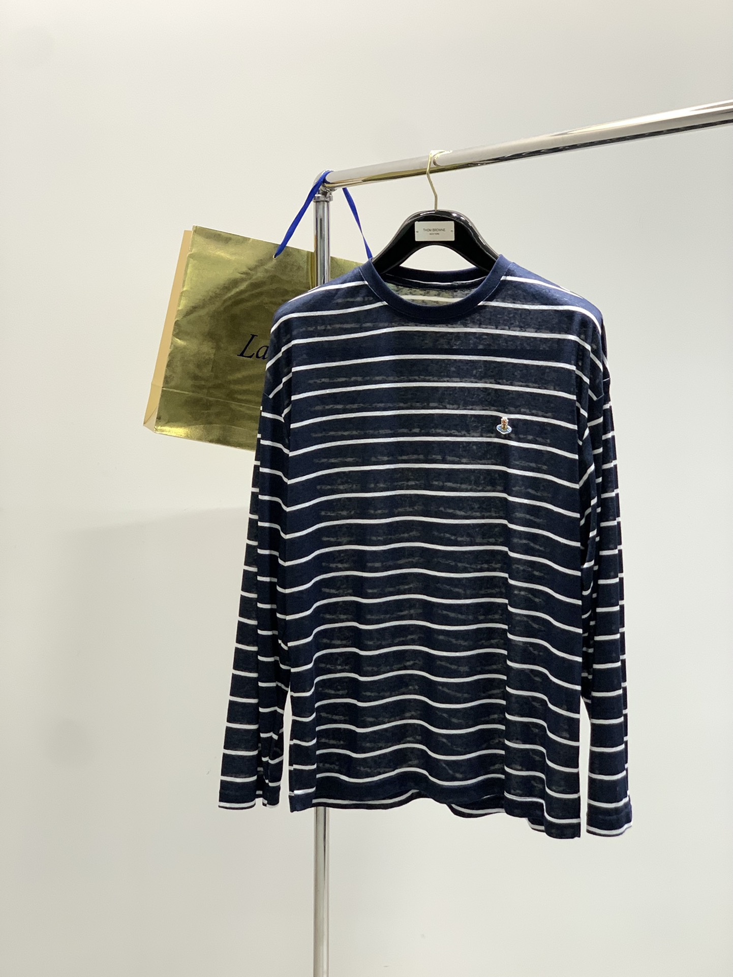 NO:489019,,VIvienne.Westwood Vivienne.Westwood, British fashion brand, new autumn 2025, fashionable and casual round neck long-sleeved T-shirt, top-grade embroidery craft letter pattern logo, simple and fashionable, handsome and stylish on the upper body!  2 colors recommended, code count: M-XL, tees, t-shirt, alexander wang19860909,VIvienne.Westwood 维维安.韦斯特伍德,英国时尚潮牌,2025秋季新品,时尚休闲圆领长袖T恤,顶级刺绣工艺字母图案logo,简约时尚,上身帅气有型！2色推荐,码数: M-XL,,tees，t-shirt,alexander wang,Men's clothing