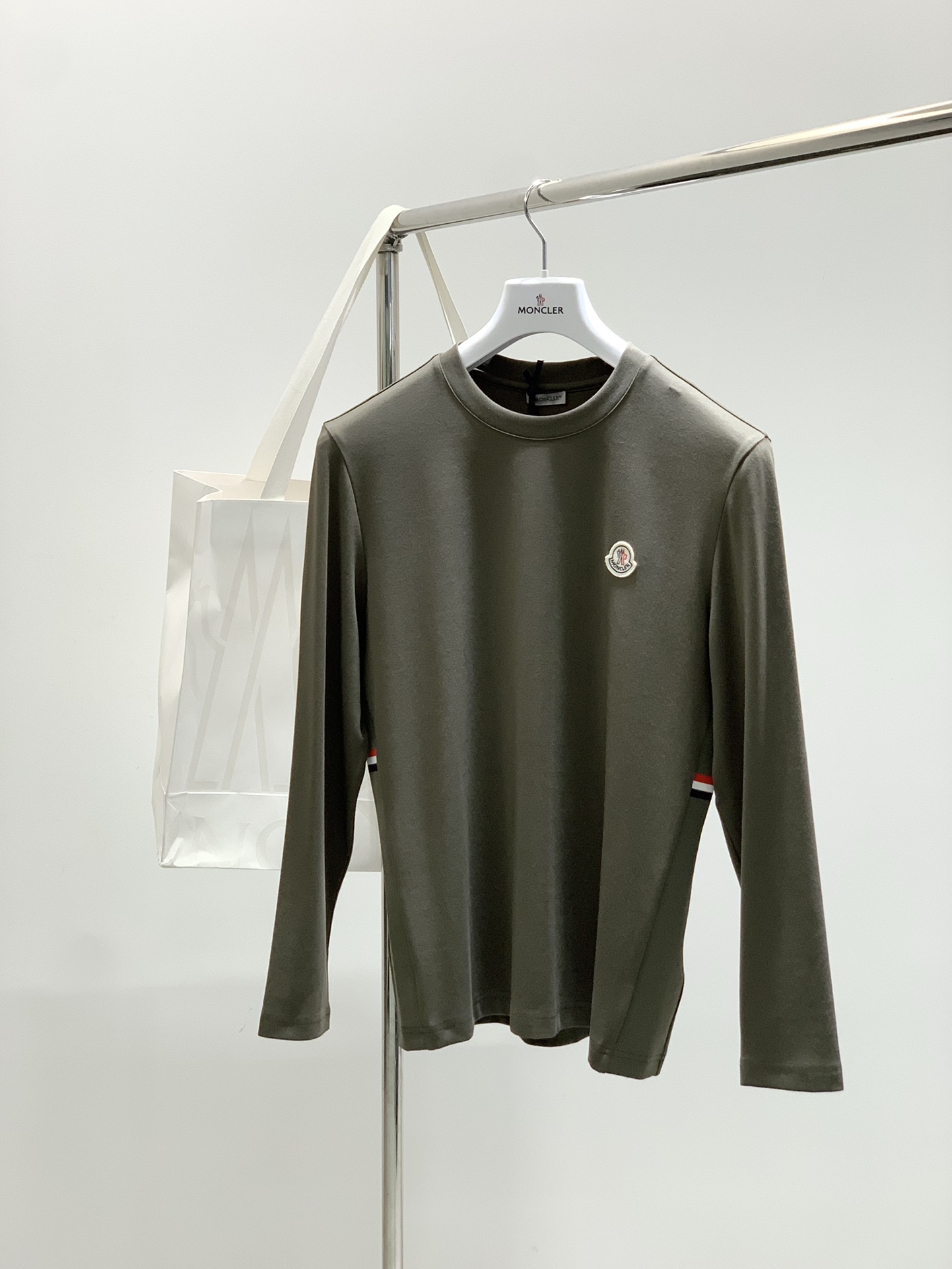 NO:489033,,Moncler hood, the latest product for 2025 autumn, available at the counter at the same time, original single ruthless goods, fashionable and casual round neck long-sleeved T-shirt, comfortable upper body!  Eye-catching and highlighted, using imported original fabric, top-grade embroidery craft letter pattern logo, simple but not lacking in fashion, fashionable and handsome on the upper body, 4 colors recommendation, code number M-3XL, Moncler, tees, t-shirt, alexander wang19860909,Moncler 蒙口,2025秋季最新品,专柜同步有售,原单狠货,时尚休闲圆领长袖T恤,上身舒适！吸睛而有亮点,采用进口原版面料,顶级刺绣工艺字母图案logo,简单而不失时尚,上身时尚帅气,4色推荐,码数M-3XL,,Moncler,tees，t-shirt,alexander wang,Men's clothing