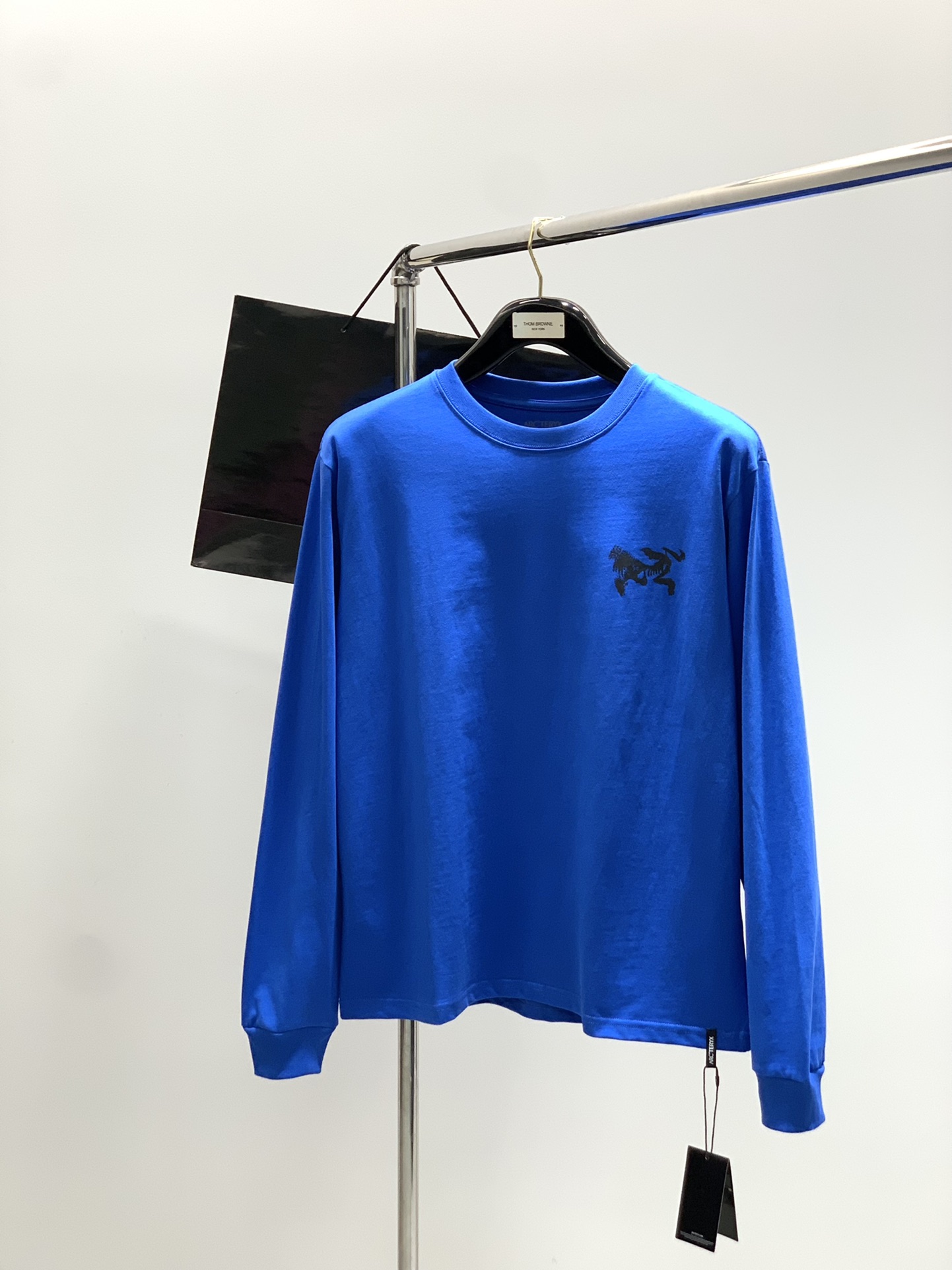 NO:488993,,ARCTERYX Archaeopteryx, 2025 early autumn AW new product, fashionable and casual round neck long-sleeved T-shirt, available at the counter, original singles, imported original fabrics, extremely complex craftsmanship, fairly elegant and fashionable visuals, noble and elegant, from the main fabric to the detailed craftsmanship, highlighting the ingenuity of fashion, 3 colors recommendations, code numbers XS-L, arc'teryx,tees, t-shirt,alexander wang19860909,ARCTERYX 始祖鸟,2025早秋AW新品,时尚休闲圆领长袖T恤,专柜同步有售,原单狠货,进口原版面料,工艺极度复杂,视觉相当雅致时髦,高贵而优雅,从主体面料到细节工艺,彰显时装的匠心所在,3色推荐,码数XS-L,arc'teryx,tees，t-shirt,alexander wang,Men's clothing