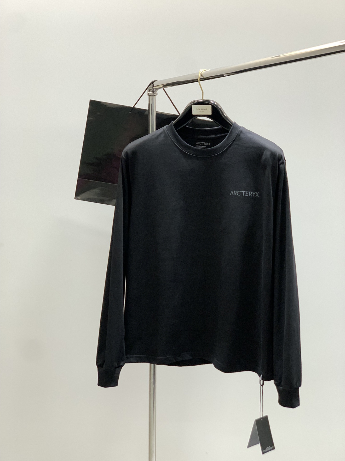 NO:489026,,ARCTERYX Archaeoptera bird, 2025 early autumn AW new product, fashionable and casual round neck long-sleeved T-shirt, available at the counter, original singles, imported original fabric, extremely complex craftsmanship, fairly elegant and fashionable visual, noble and elegant, from the main fabric to the detailed craftsmanship, highlighting the ingenuity of fashion, 2 colors recommendation, code number XS-L, arc'teryx,tees, t-shirt,alexander wang19860909,ARCTERYX 始祖鸟,2025早秋AW新品,时尚休闲圆领长袖T恤,专柜同步有售,原单狠货,进口原版面料,工艺极度复杂,视觉相当雅致时髦,高贵而优雅,从主体面料到细节工艺,彰显时装的匠心所在,2色推荐,码数XS-L,arc'teryx,tees，t-shirt,alexander wang,Men's clothing