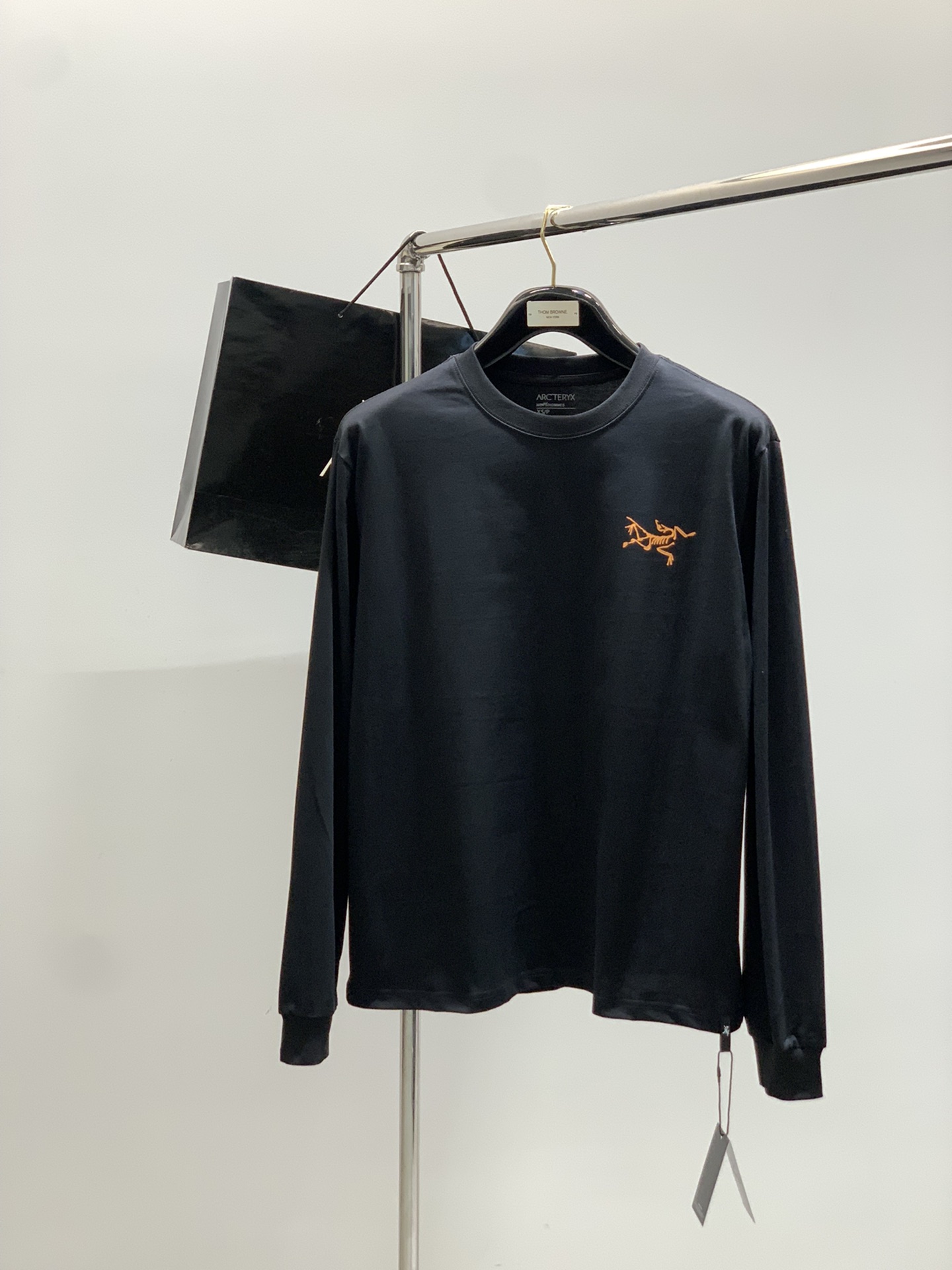 NO:488987,,ARCTERYX Archaeoptera bird, 2025 early autumn AW new product, fashionable and casual round neck long-sleeved T-shirt, available at the counter, original singles, imported original fabric, extremely complex craftsmanship, fairly elegant and fashionable visual, noble and elegant, from the main fabric to the detailed craftsmanship, highlighting the ingenuity of fashion, 2 colors recommendation, code number XS-L, arc'teryx,tees, t-shirt,alexander wang19860909,ARCTERYX 始祖鸟,2025早秋AW新品,时尚休闲圆领长袖T恤,专柜同步有售,原单狠货,进口原版面料,工艺极度复杂,视觉相当雅致时髦,高贵而优雅,从主体面料到细节工艺,彰显时装的匠心所在,2色推荐,码数XS-L,arc'teryx,tees，t-shirt,alexander wang,Men's clothing