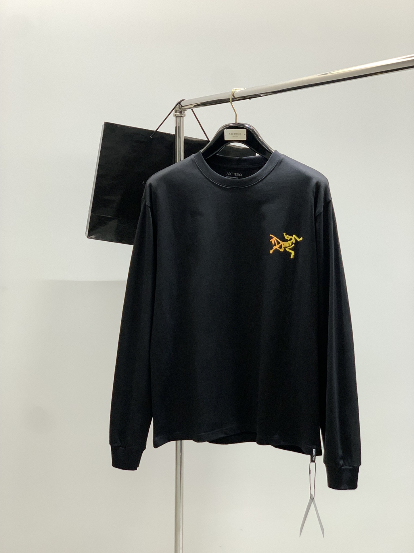 NO:489200,,ARCTERYX Archaeopteryx, 2025 early autumn AW new product, fashionable and casual round neck long-sleeved T-shirt, available at the counter, original singles, imported original fabrics, extremely complex craftsmanship, fairly elegant and fashionable visuals, noble and elegant, from the main fabric to the detailed craftsmanship, demonstrating the ingenuity of fashion, codes XS-L, arc'teryx,tees, t-shirt,alexander wang19860909,ARCTERYX 始祖鸟,2025早秋AW新品,时尚休闲圆领长袖T恤,专柜同步有售,原单狠货,进口原版面料,工艺极度复杂,视觉相当雅致时髦,高贵而优雅,从主体面料到细节工艺,彰显时装的匠心所在,码数XS-L,arc'teryx,tees，t-shirt,alexander wang,Men's clothing