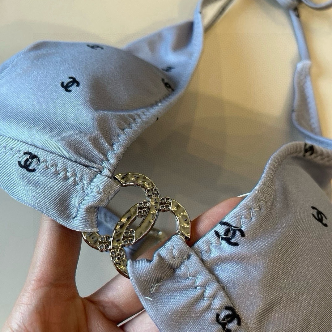 🆕
miumiu缪缪新款比基尼😍🥰适合多种场景的游泳衣🏊‍♀️海边 游泳池 温泉 水上乐园 漂流都可以😌