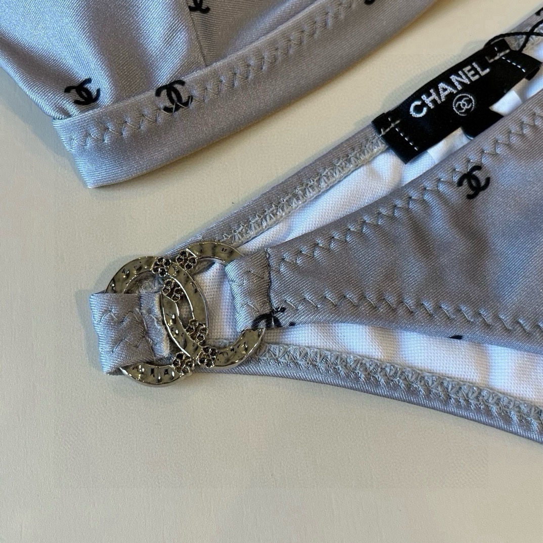 🆕
miumiu缪缪新款比基尼😍🥰适合多种场景的游泳衣🏊‍♀️海边 游泳池 温泉 水上乐园 漂流都可以😌
