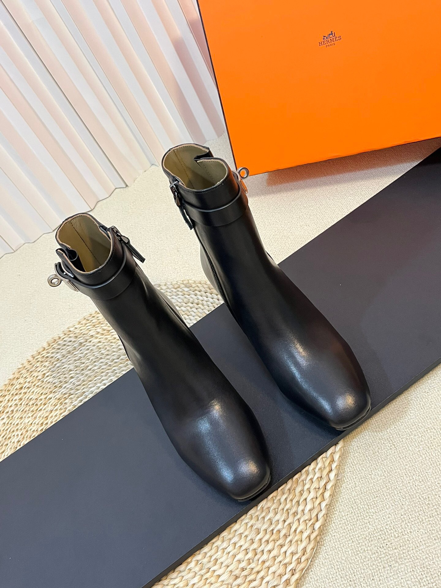 NO:577392,Top quality H family's classic Kelly buckle short boots. The upper foot is super elegant and it is also the main recommendation on the official website. The classic will never go out of style. The upper is made of calfskin and the lining is sheepskin. The original Italian outsole. The heel height is about 7CM. This height shows temperament and is not tiring on the feet!  Hot items on sale Size 35-40 (41 customized), boots, cowhide, sheepskin19860909顶级品质 H家经典款 Kelly扣短靴 上脚超级有气质 而且也是官网主推款 经典永不落时 鞋面全小牛皮 内里羊皮 原版意大利大底 跟高7CM左右 这个高度显气质而且不累脚 ！ 爆款开售 Size 35-40(41定做),靴子,boots,cowhide,sheepskin,Women's Shoes