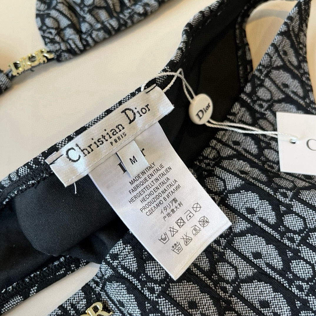 🆕
Dior迪奥 新款比基尼泳衣👙❤️😍🥰适合多种场景的游泳衣🏊‍♀️海边 游泳池 温泉 水上乐园 漂流