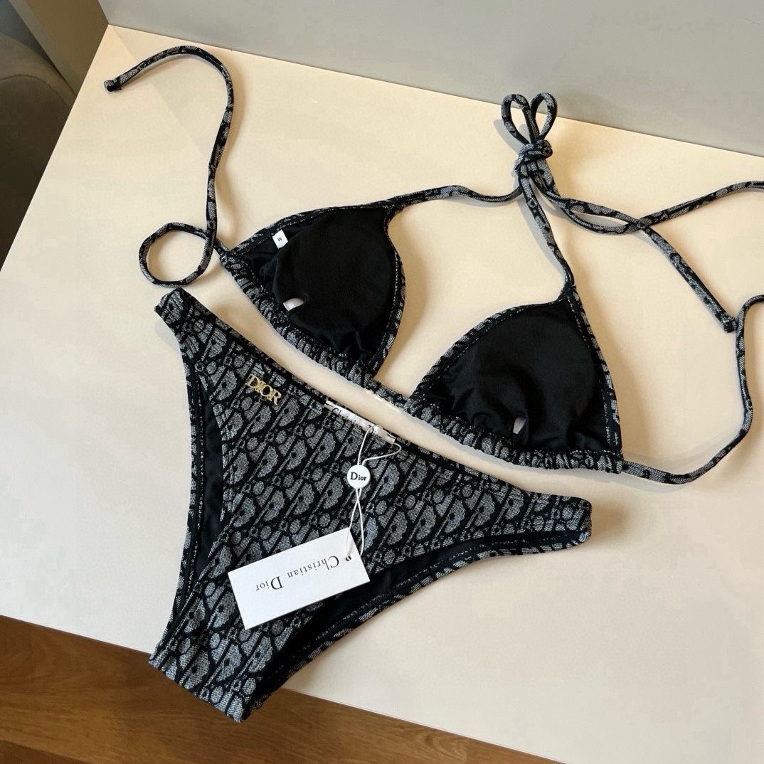🆕
Dior迪奥 新款比基尼泳衣👙❤️😍🥰适合多种场景的游泳衣🏊‍♀️海边 游泳池 温泉 水上乐园 漂流