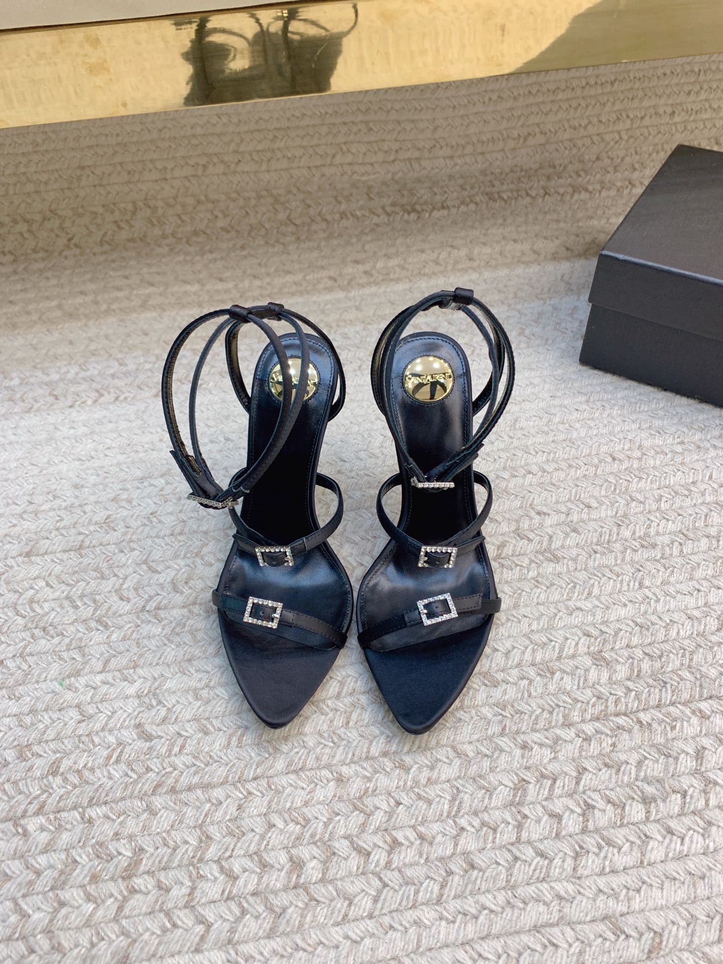 NO:927994,SAIN* LAUREN*25ss new high-heeled sandals, original last, top quality material, silk, imported sheepskin lining, outsole, genuine leather, heel height 9.5, size 35-39 (34, 40 41 42, custom-made, non-refundable, non-exchangeable), sandals, saint laurent, sandals, sheepskin, real silk, Leather soles19860909SAIN* LAUREN*25ss 新品高跟凉鞋 原版套楦 顶级品质 材质真丝 内里进口羊皮里 大底真皮大底 跟高9.5 码数35-39（34、40 41 42 定做不退不换）,凉鞋,saint laurent,sandals,sheepskin,real silk,Leather soles,Women's Shoes