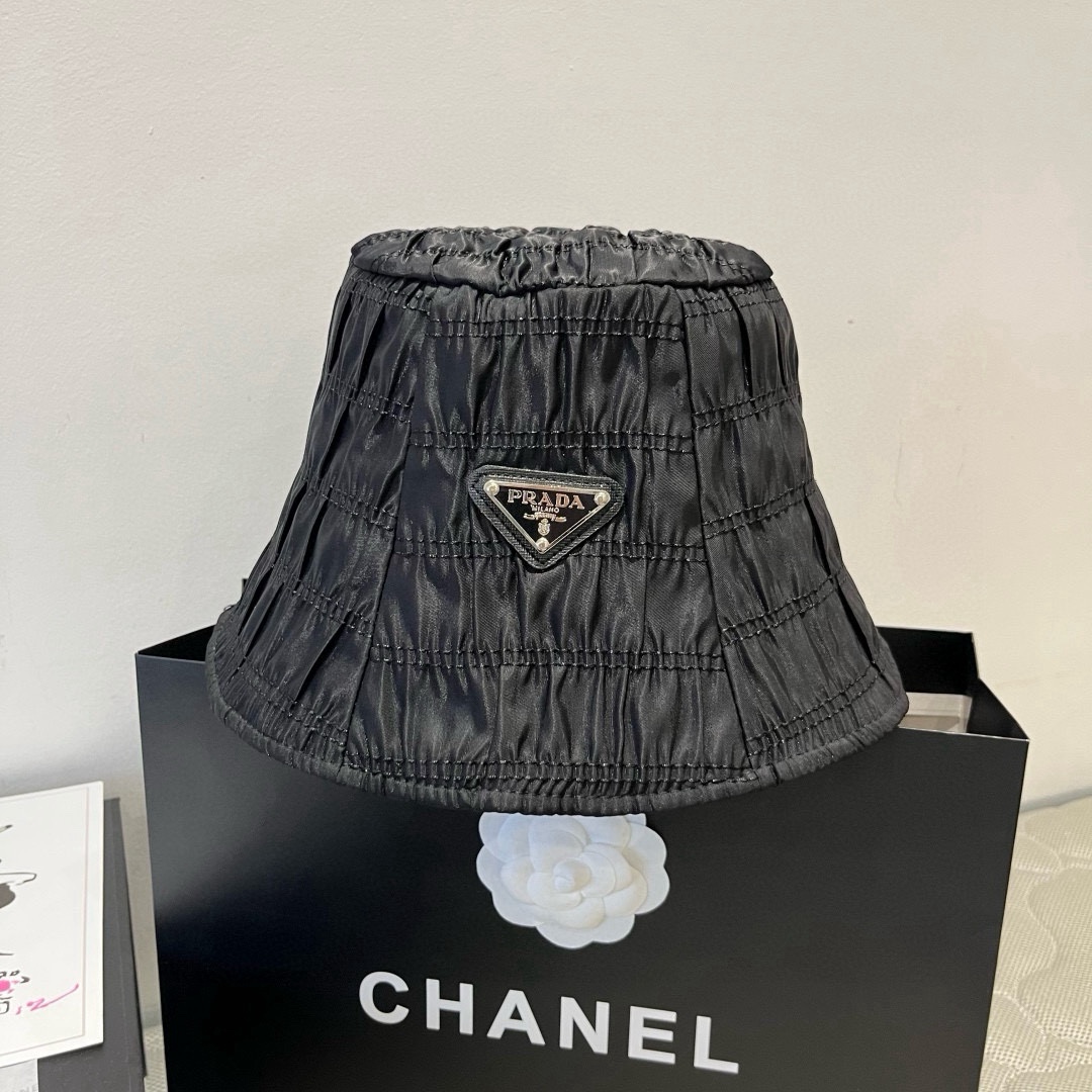 🆕

PRADA普拉达新款褶皱渔夫帽，休闲桶帽，头围57cm