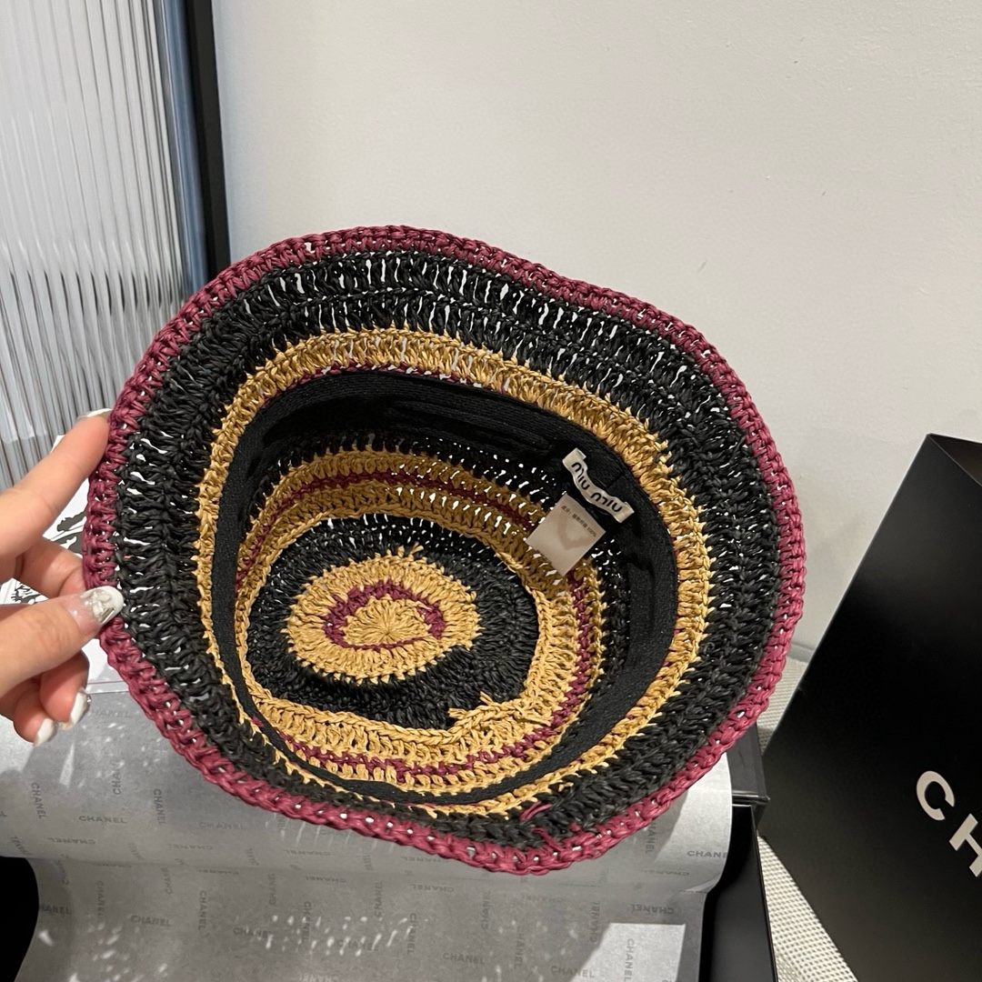 🆕

🖤miumiu纸草钩针草盆帽
🆕拼色条纹 可折叠 防晒遮阳百搭 
👌 头围55～58cm
👒卡其色