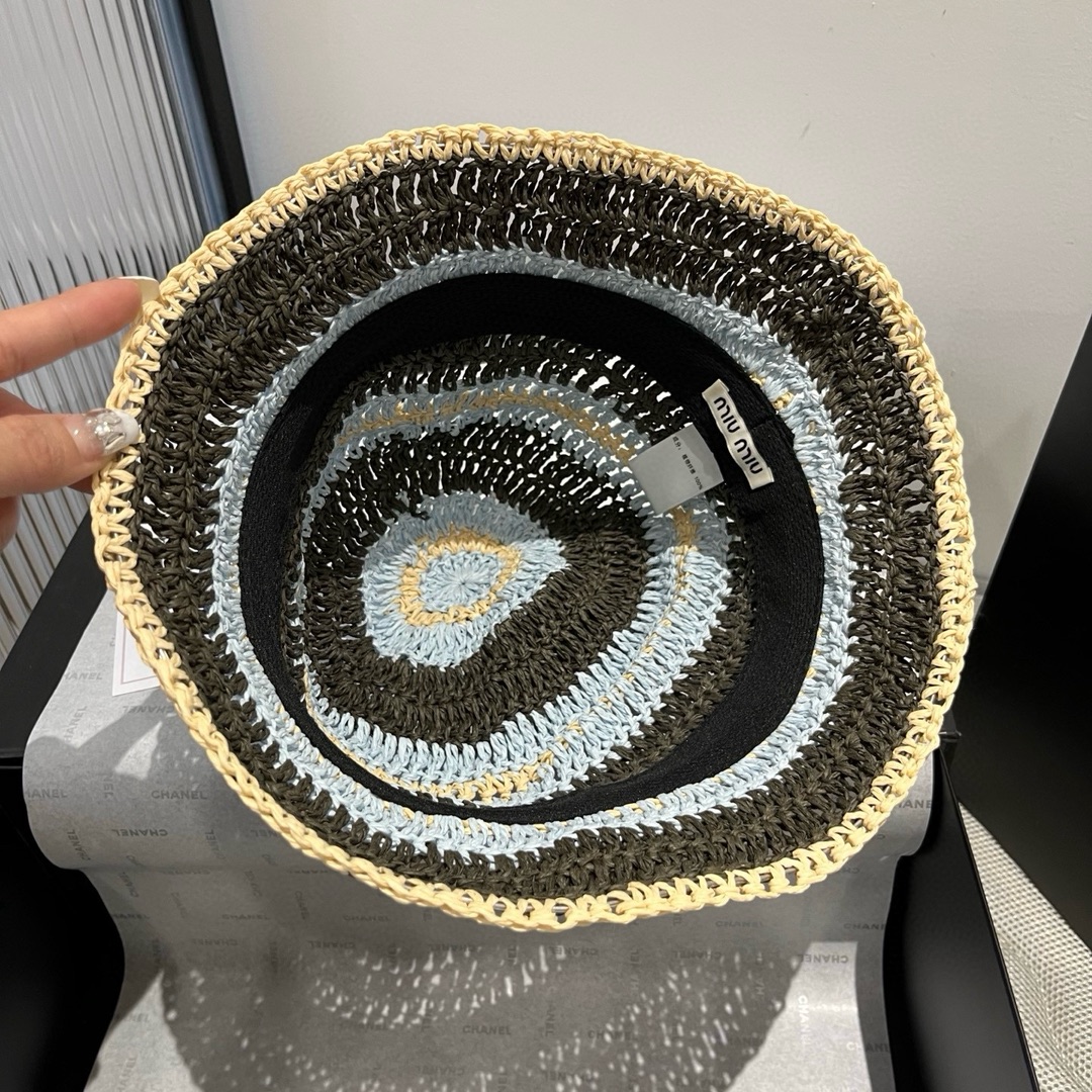 🆕

🖤miumiu纸草钩针草盆帽
🆕拼色条纹 可折叠 防晒遮阳百搭 
👌 头围55～58cm
👒卡其色