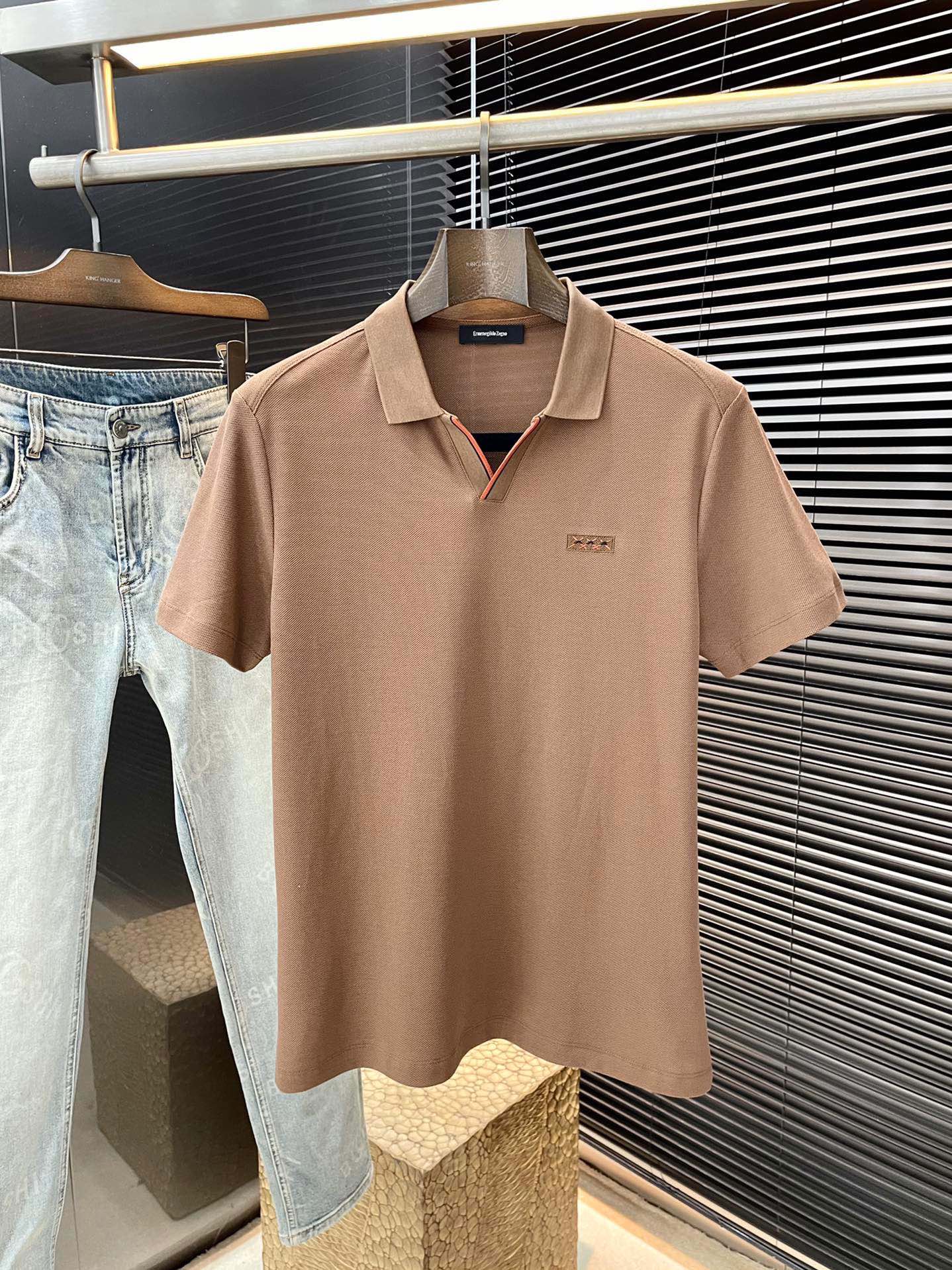 NO:492172,P Z Zegna- (Jegna) The latest POLO short-sleeved sleeves in spring and summer 2025, using the latest double-sided mercerated fabric, soft and comfortable in the touch, classic design style, special customization, simple cutting method splicing, reflecting the extraordinary craftsmanship of workers, full of high-end fashion sense!  The style is quite good at casual and versatile. Size M-3XL, zegna, T-shirt, alexander wang19860909P  Z Zegna-（杰尼亚）2025春夏最新款POLO短袖,采用最新双面丝光面料 手感柔软、成分柔软舒适 经典设计风格 特殊定制 简单的裁剪方式拼接,体现出工人不凡的工艺,高端时尚感十足！版型相当赞休闲百搭款.尺码 M-3XL,,zegna,T-shirt,alexander wang,Men's clothing