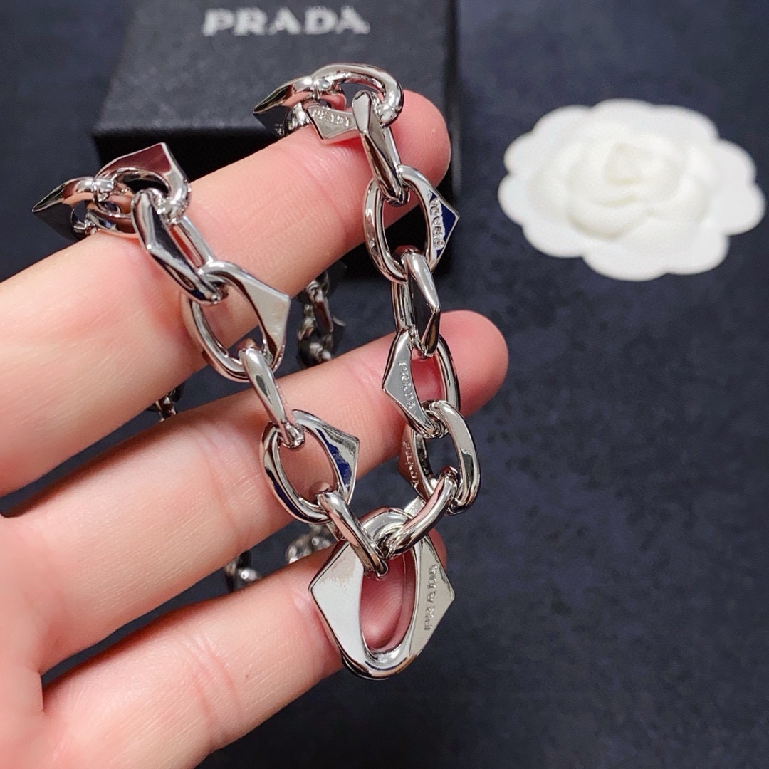 Exploring Prada Triangle and Logo Web: Reaching New Heights in Fashion. - 图片 8