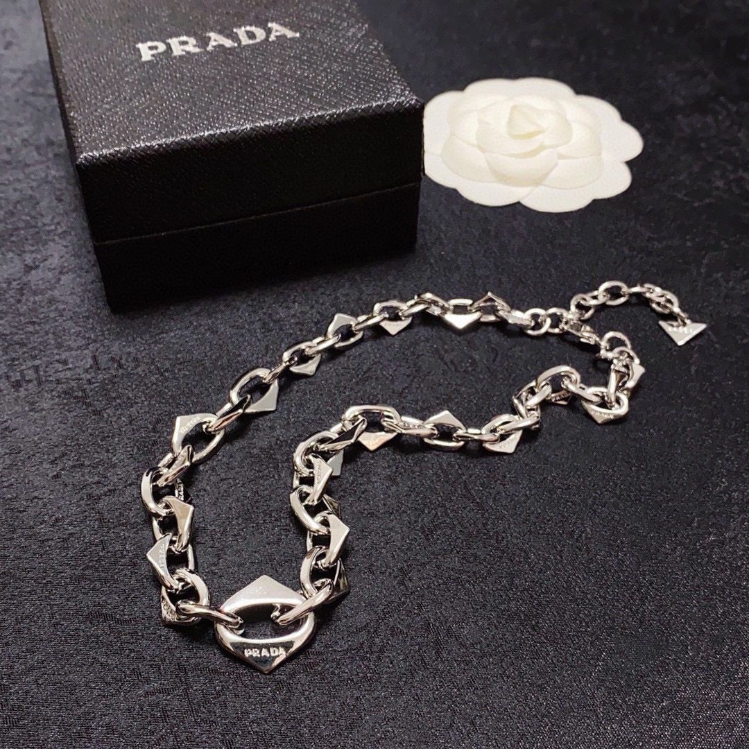 Exploring Prada Triangle and Logo Web: Reaching New Heights in Fashion. - 图片 4