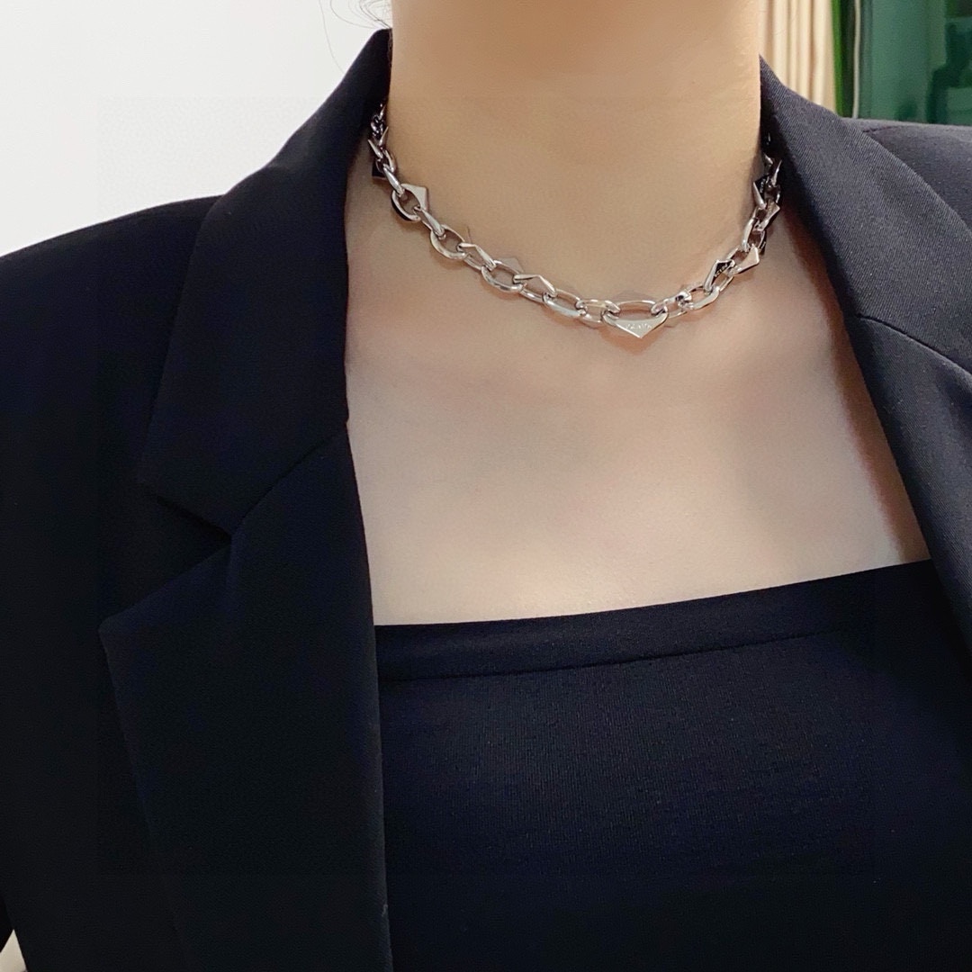 Exploring Prada Triangle and Logo Web: Reaching New Heights in Fashion. - 图片 3