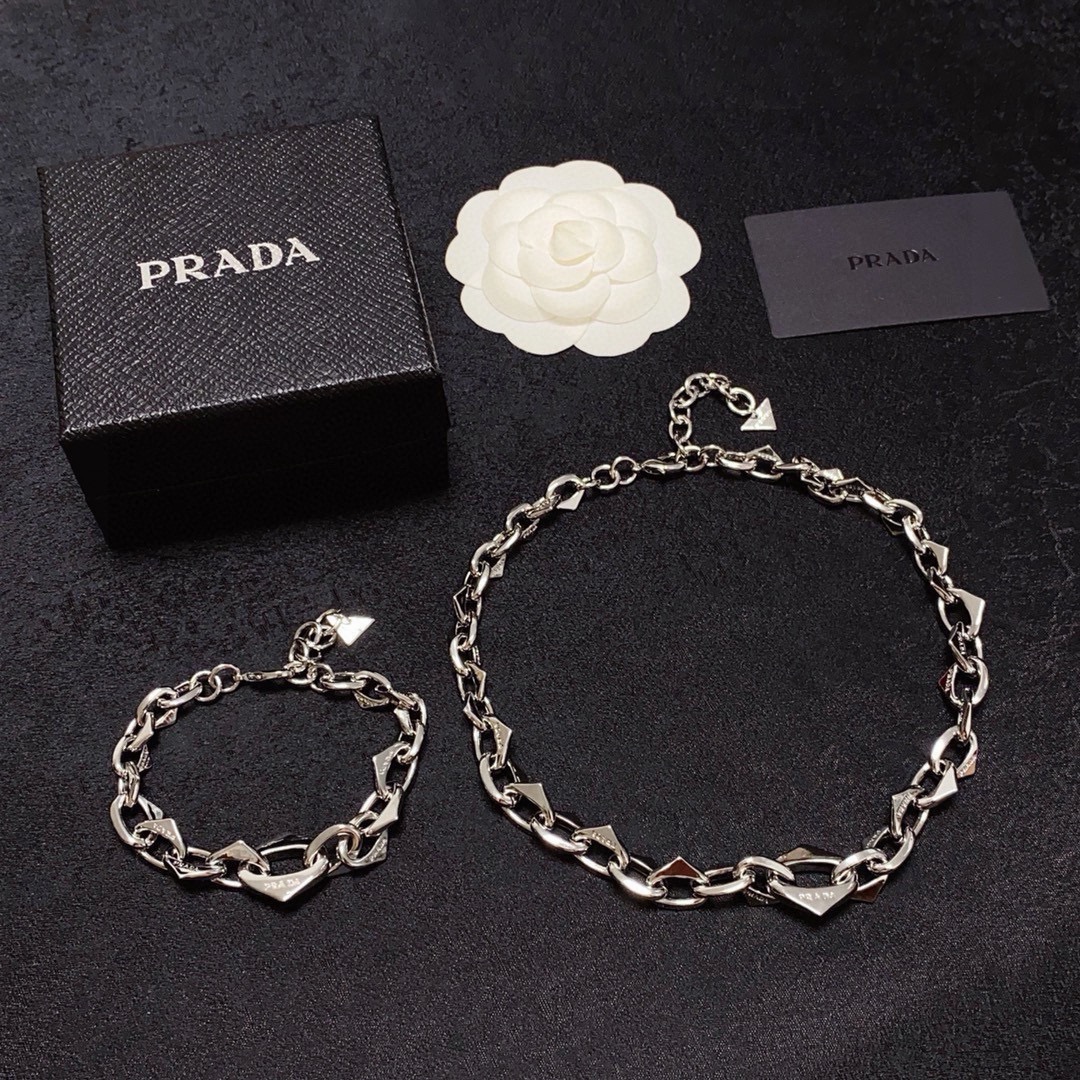Exploring Prada Triangle and Logo Web: Reaching New Heights in Fashion. - 图片 9