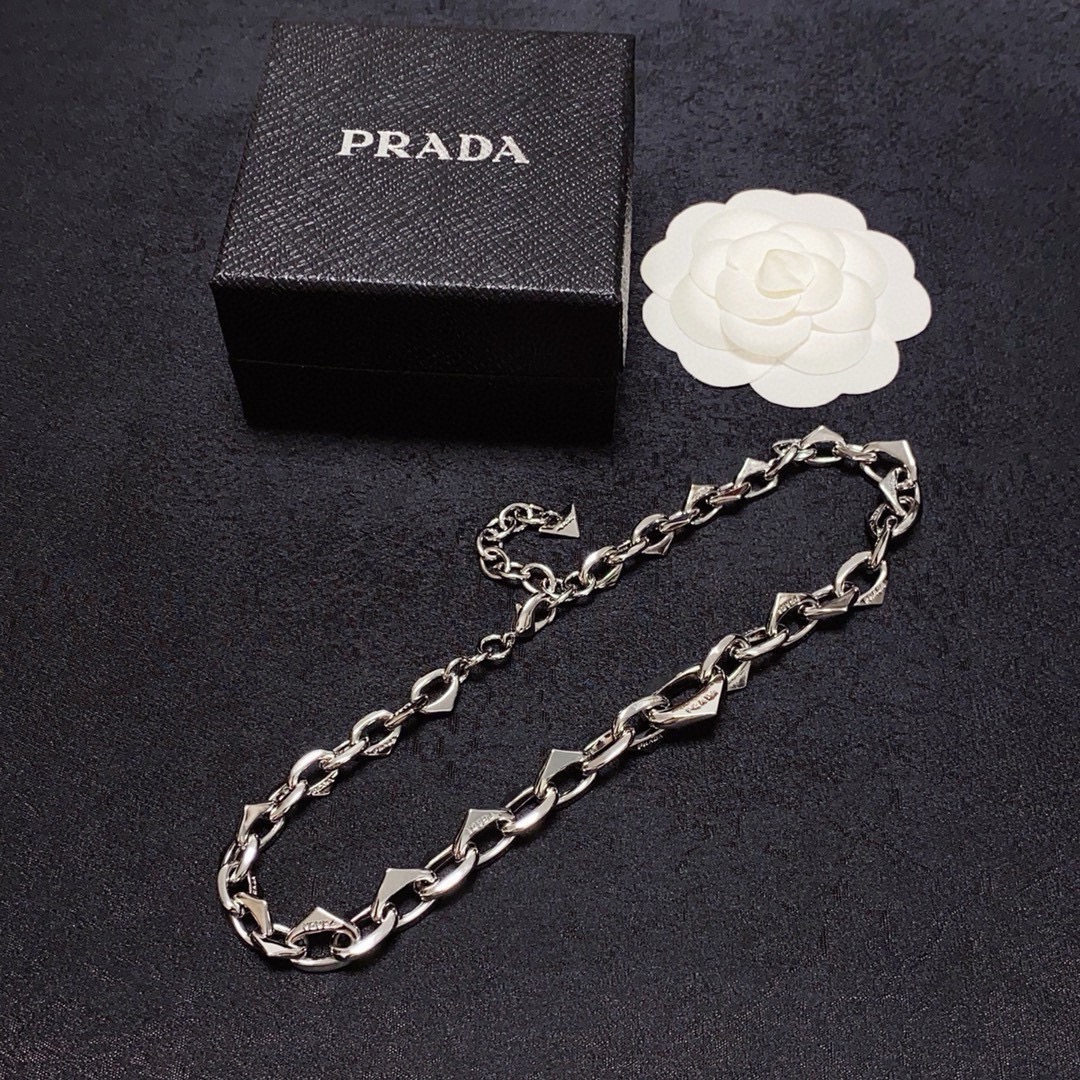 Exploring Prada Triangle and Logo Web: Reaching New Heights in Fashion. - 图片 6