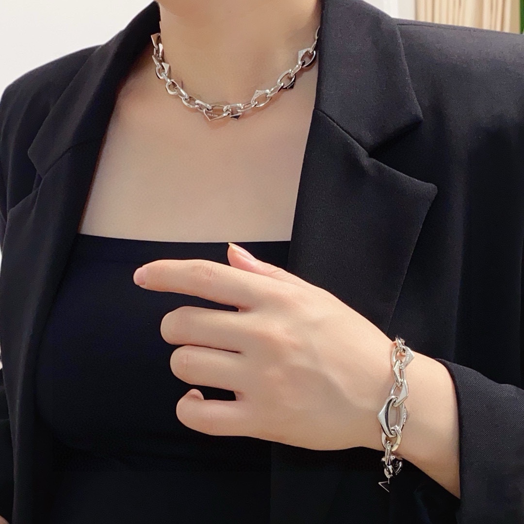 Exploring Prada Triangle and Logo Web: Reaching New Heights in Fashion. - 图片 2