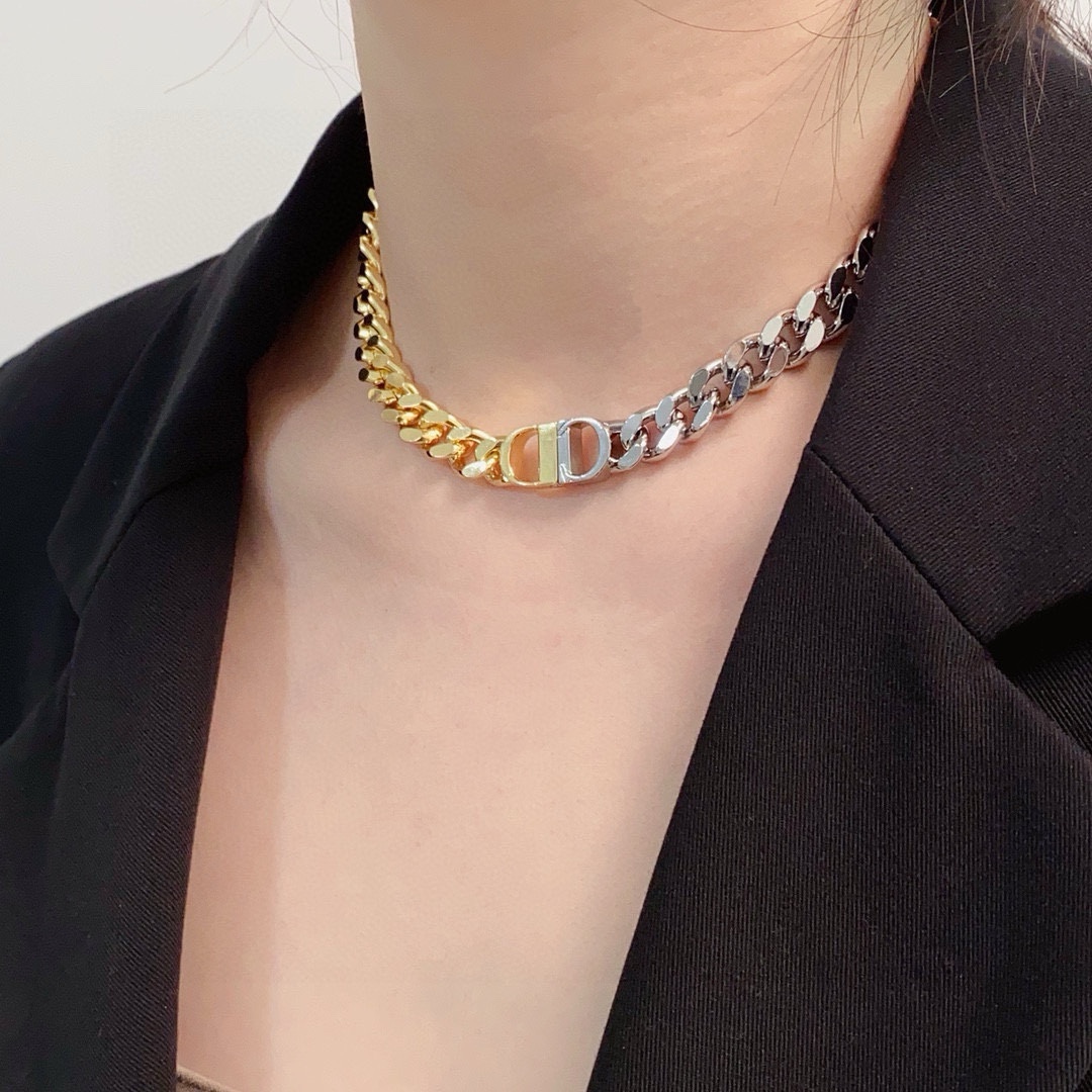 NO:381826,Dior letters gold and silver paired with thick necklace. It is very high-end to wear. Xiaohongshu recommends thick collarbone chain texture with letter logo. Black embellishment. Elegant temperament. The high-end design of the famous fairy. Summer matching must-have items. High-end version one-to-one counter. The same style uses advanced snap-opening. Good jewelry, dior, dior, necklace.19860909迪奥Dior字母金银搭配粗项链 佩戴上去非常高级小红书推荐粗锁骨链质感以字母标志搭配 黑色点缀 气质优雅 名媛仙女的高档次设计夏天搭配必备单品高版本一比一专柜正品同款采用先进卡扣开启方式赞,饰品精品,dior,dior,necklace,Jewelry