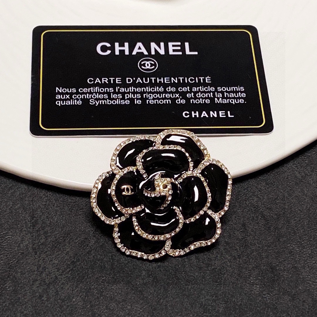 NO:381843,CHANEL Xiaoxiang The new black camellia diamond-inlaid Chanel brooch is the most familiar with women. Women who devote all their efforts to be themselves often cherish the meaning of the brooch more. Ms. Chanel pinned the brooch on the hat and told the fashionable ladies who imitated her [the brooch is very practical. It can be pinned on the suit collar, pocket, hat, belt or evening dress. The jewelry is fine, chanel, chanel, business suit, brooch, breastpin, hats19860909CHANEL小香 专柜新款黑色山茶花镶钻香奈儿胸针,是最懂女人的饰物.那些倾注了全部心血去做自己的女人,往往更珍惜胸针的意义.香奈儿女士把胸针别在帽子上,并告诉那些模仿她的时髦女士们[胸针可是非常实用,它可以别在西装领上、口袋上、帽子上、腰带上或者是晚礼服上,饰品精品,chanel,chanel,business suit,brooch，breastpin,hats,Jewelry