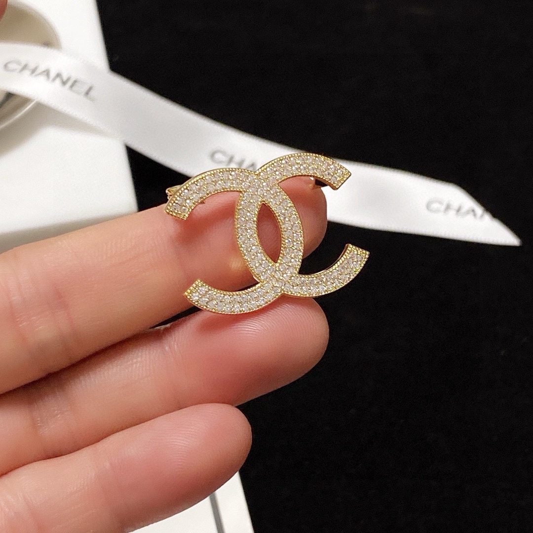 NO:381847,CHANEL Xiaoxiang The new style of the counter is the jewelry that understands women the most. Women who devote all their efforts to be themselves often cherish the meaning of the brooch more. Ms. Chanel pins the brooch on the hat and tells those fashionable ladies who imitate her [breast is very practical, it can be pinned on the suit collar, pocket, hat, belt or evening dress, jewelry quality, chanel, chanel, business suit, brooch, breastpin, hats19860909CHANEL小香 专柜新款同步上新香奈儿胸针,是最懂女人的饰物.那些倾注了全部心血去做自己的女人,往往更珍惜胸针的意义.香奈儿女士把胸针别在帽子上,并告诉那些模仿她的时髦女士们[胸针可是非常实用,它可以别在西装领上、口袋上、帽子上、腰带上或者是晚礼服上,饰品精品,chanel,chanel,business suit,brooch，breastpin,hats,Jewelry