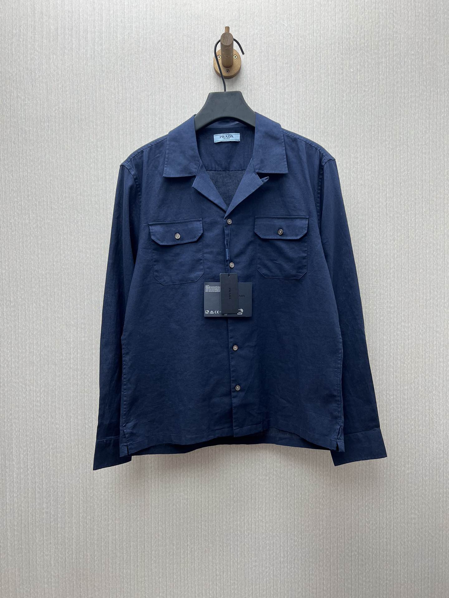 ¡Prada 25ss nueva camisa con solapa de color sólido, manga larga, versión alta! Tamaño: S.M.L.XL.XXL.