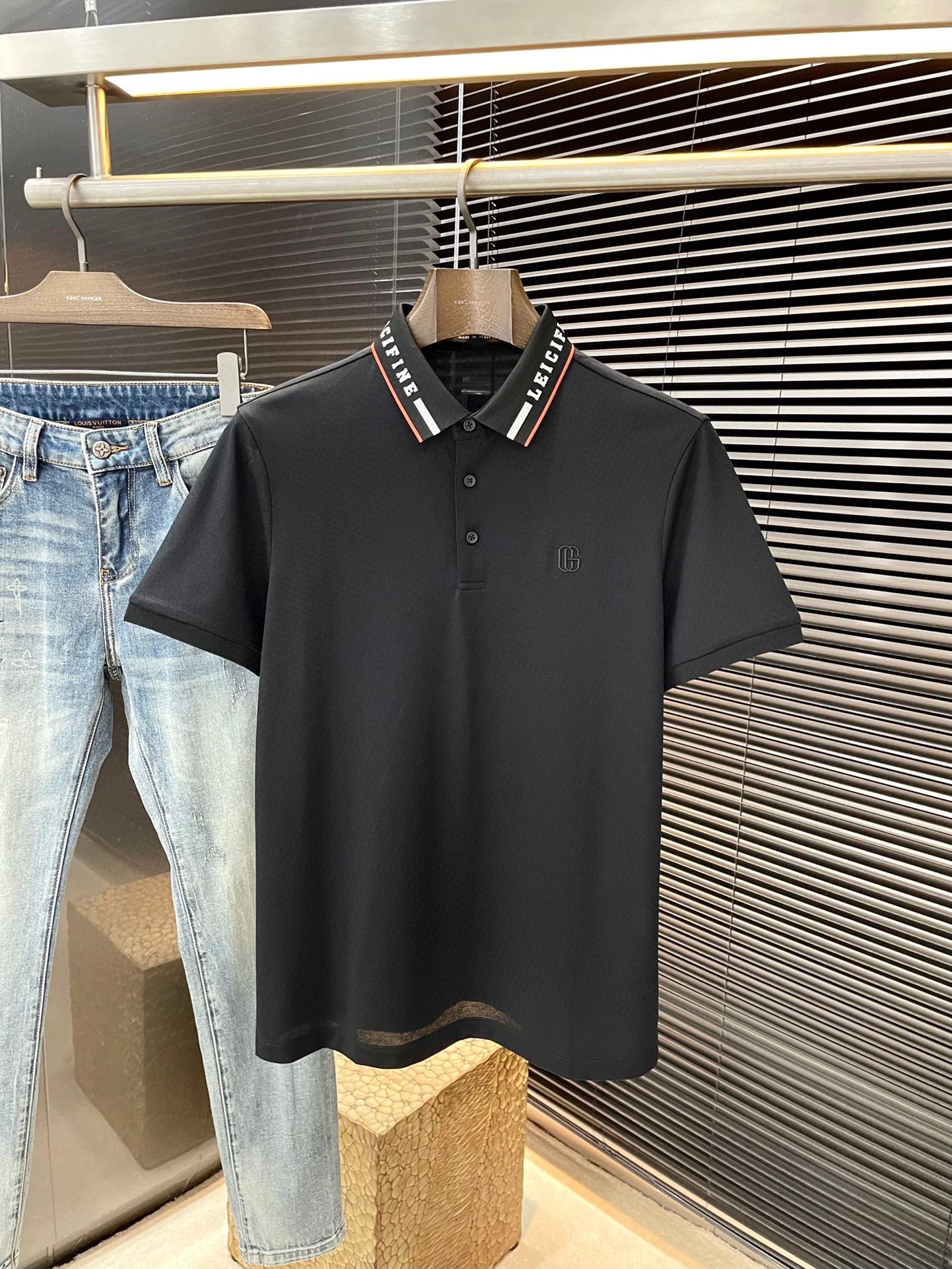 NO:492192,P Gucci (Gucci) has the latest POLO short-sleeved spring and summer 2025, using the latest mulberry silk fabric, which is resistant to washing and not easy to fade, has a soft feel and soft and comfortable composition. Classic design style, special customization, simple cutting method, reflecting the extraordinary craftsmanship of workers, full of high-end fashion sense!  The style is quite good and casual and versatile. Size 48-58 Shipping the next day, gucci, gucci, T-shirt, alexander wang19860909P  Gucci（古驰）2025年春夏最新款POLO短袖,采用最新桑蚕丝面料,耐水洗不易掉色,手感柔软、成分柔软舒适 经典设计风格 特殊定制 简单的裁剪方式拼接,体现出工人不凡的工艺,高端时尚感十足！版型相当赞休闲百搭款.尺码 48-58 隔天出货,,gucci,gucci,T-shirt,alexander wang,Men's clothing