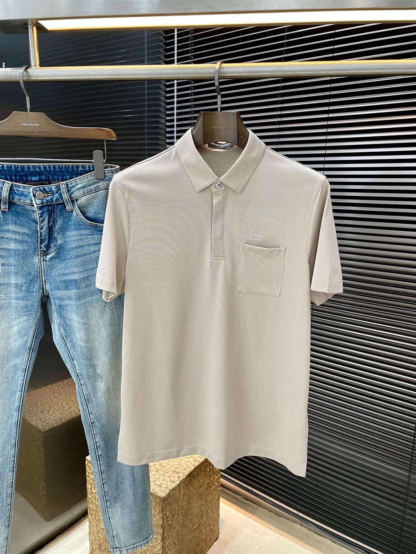 NO:492196,P Cavalli- (Cavalli) has the latest POLO short-sleeved spring and summer 2025, using the latest mulberry silk fabric, which is resistant to washing and not easy to fade, has a soft feel and soft and comfortable composition. Classic design style, special customization, simple cutting method, reflecting the extraordinary craftsmanship of workers, full of high-end and fashionable feeling!  The style is quite good and casual and versatile. Size M-3XL is shipped the next day, T-shirt, alexander wang19860909P  Cavalli-（卡瓦利）2025年春夏最新款POLO短袖,采用最新桑蚕丝面料,耐水洗不易掉色,手感柔软、成分柔软舒适 经典设计风格 特殊定制 简单的裁剪方式拼接,体现出工人不凡的工艺,高端时尚感十足！版型相当赞休闲百搭款.尺码 M-3XL 隔天出货,,T-shirt,alexander wang,Men's clothing