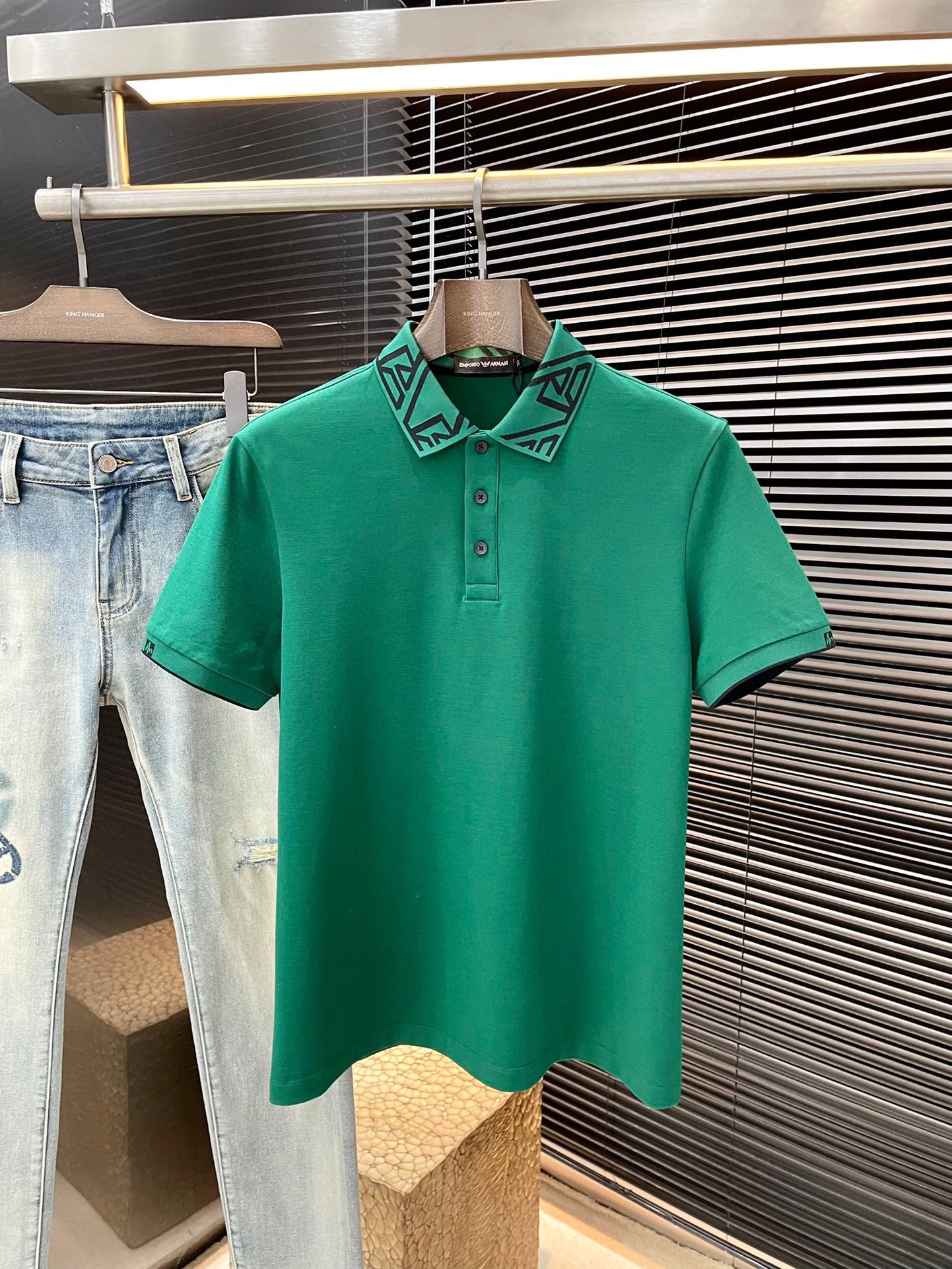 NO:492200,P EmporioArmin- (Armani) The latest POLO short-sleeved sleeves for spring and summer 2025, using the latest mulberry silk fabric, which is resistant to washing and not easy to fade, has a soft feel and soft and comfortable composition. Classic design style, special customization, simple cutting method, reflecting the extraordinary craftsmanship of workers, full of high-end and fashionable feeling!  The style is quite good and casual and versatile. Size M-3XL is shipped the next day, Armani, T-shirt, alexander wang19860909P  EmporioArmin-（阿玛尼）2025年春夏最新款POLO短袖,采用最新桑蚕丝面料,耐水洗不易掉色,手感柔软、成分柔软舒适 经典设计风格 特殊定制 简单的裁剪方式拼接,体现出工人不凡的工艺,高端时尚感十足！版型相当赞休闲百搭款.尺码 M-3XL 隔天出货,,armani,T-shirt,alexander wang,Men's clothing