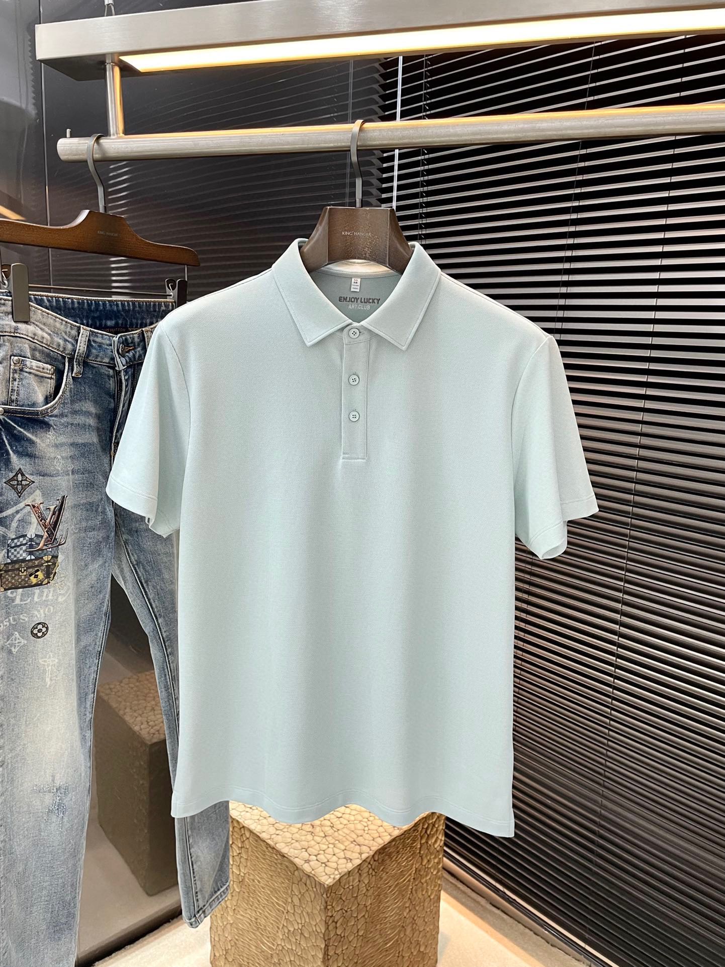 NO:492160,P EmporioArmin- (Armani) The latest POLO short-sleeved spring and summer 2025 uses the latest mulberry silk fabric, which is resistant to washing and not easy to fade. It has soft touch and soft and comfortable ingredients. Classic design style. Special customization. Simple cutting and splicing reflects the extraordinary craftsmanship of workers and is full of high-end and fashionable!  The style is quite good at casual and versatile. Color light green Size M-3XL shipped the next day, Armani, T-shirt, alexander wang19860909P  EmporioArmin-（阿玛尼） 2025年春夏最新款POLO短袖,采用最新桑蚕丝面料,耐水洗不易掉色,手感柔软、成分柔软舒适 经典设计风格 特殊定制 简单的裁剪方式拼接,体现出工人不凡的工艺,高端时尚感十足！版型相当赞休闲百搭款.颜色 浅绿色 尺码 M-3XL 隔天出货,,armani,T-shirt,alexander wang,Men's clothing