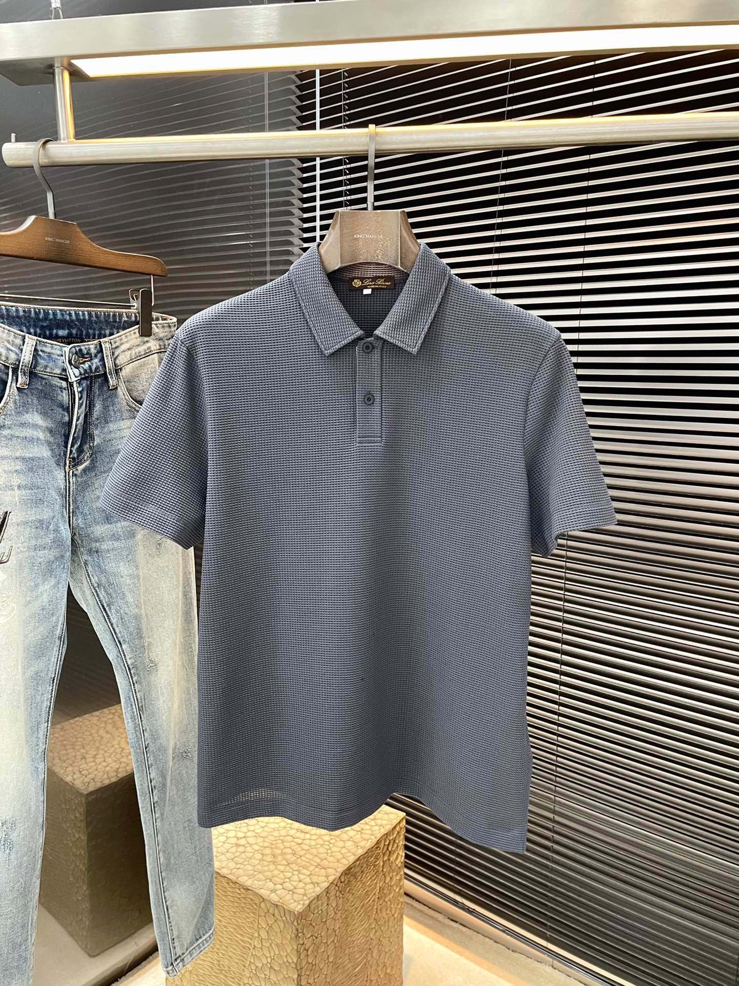 NO:492164,P Loro Piana (Nuoyou Piana) has the latest POLO short-sleeved sleeves in spring and summer 2025, using the latest mulberry silk fabric, which is resistant to washing and not easy to fade. It has soft touch and soft and comfortable ingredients. Classic design style. Special customization. Simple cutting and splicing reflects the extraordinary craftsmanship of workers and is full of high-end and fashionable!  The style is quite good and casual and versatile. Size M-3XL is shipped the next day, loro piana, T-shirt, alexander wang19860909P  Loro Piana（诺悠翩雅）2025年春夏最新款POLO短袖,采用最新桑蚕丝面料,耐水洗不易掉色,手感柔软、成分柔软舒适 经典设计风格 特殊定制 简单的裁剪方式拼接,体现出工人不凡的工艺,高端时尚感十足！版型相当赞休闲百搭款.尺码 M-3XL 隔天出货,,loro piana,T-shirt,alexander wang,Men's clothing