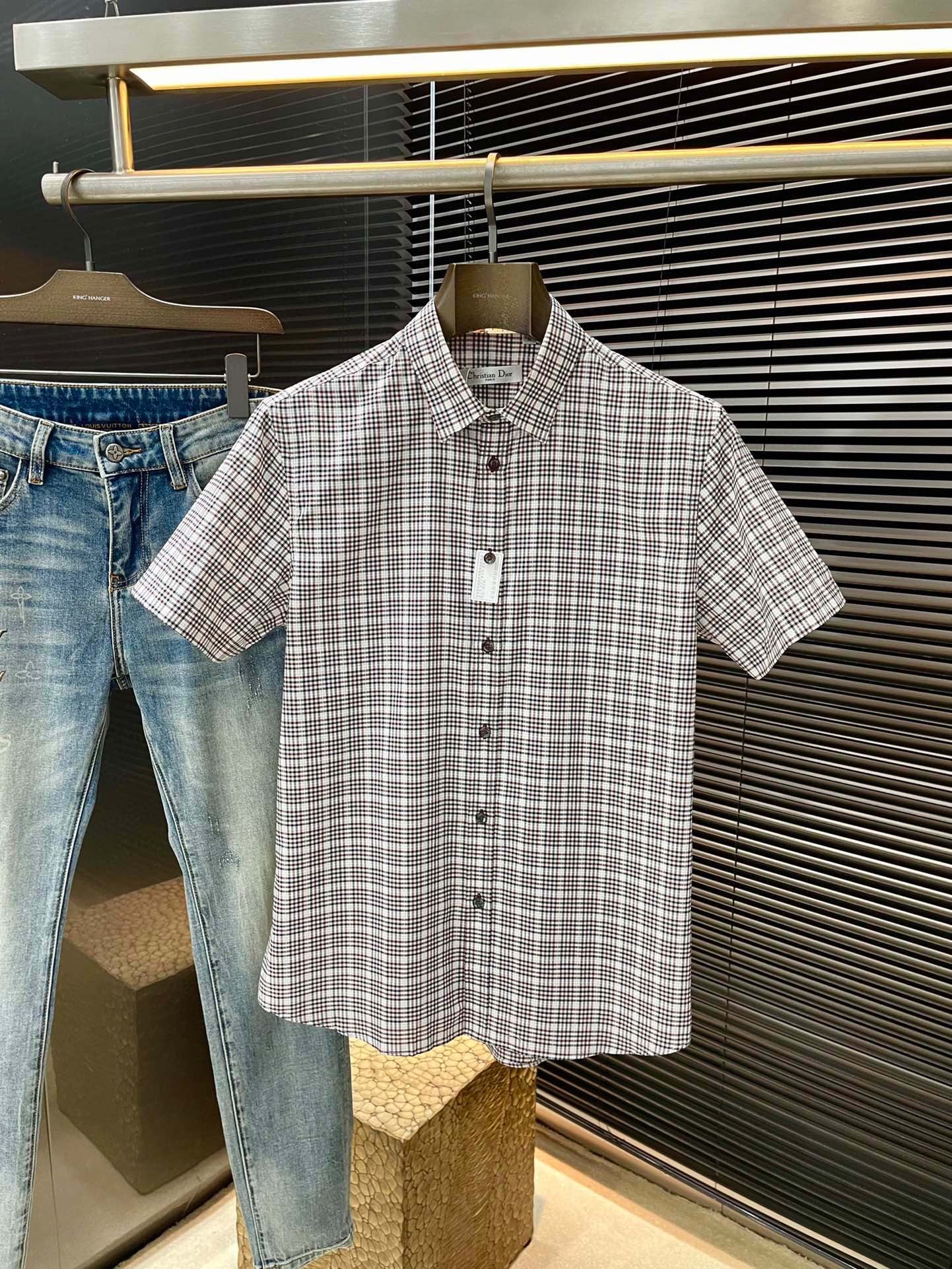 NO:492169,P Dior-2025 Spring and Summer New Product, same style as celebrities. While reinterpreting classic elements, the latest trendy accessories are favored by fashion people. The simple style makes you more personalized, and the long-length cotton fabric shows an elegant and gentlemanly style. The special shirt fabric presents you with a different hi-tail shirt. It is soft and skin-friendly, with a smooth and delicate feel, straight dressing, and a SLIM FIT cut. It is absolutely crisp and handsome!  It is a slim style. It is a good choice for versatile daily or business occasions. It is high-quality, perfect and handsome in business and casual!  Size 48-58,dior,dior,shirts,alexander wang19860909P  Dior-（迪奥）2025春夏新品 明星同款 重新诠释经典元素的同时,最新潮流配饰 时尚人士的青睐 简约的风格令您更具个性,长绒棉面料展现典雅绅士风范.特殊的衬衫面料为你呈现不一样的高定衬衣 绵软亲肤,手感柔滑细腻,穿着笔挺,剪裁属于SLIM FIT 绝对挺括帅气的版型！属于修身款式 百搭日常或者商务场合都是很好的选择,高品质的,商务休闲完美帅气驾驭！尺码 48-58,,dior,dior,shirts,alexander wang,Men's clothing