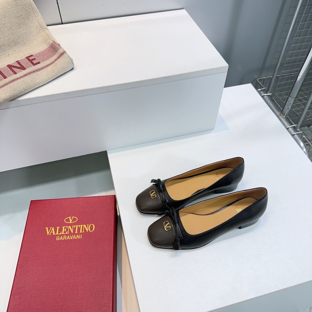 Valentino Fall 2025 Shoes: High-Quality, Innovative, Classic Designs - 图片 3