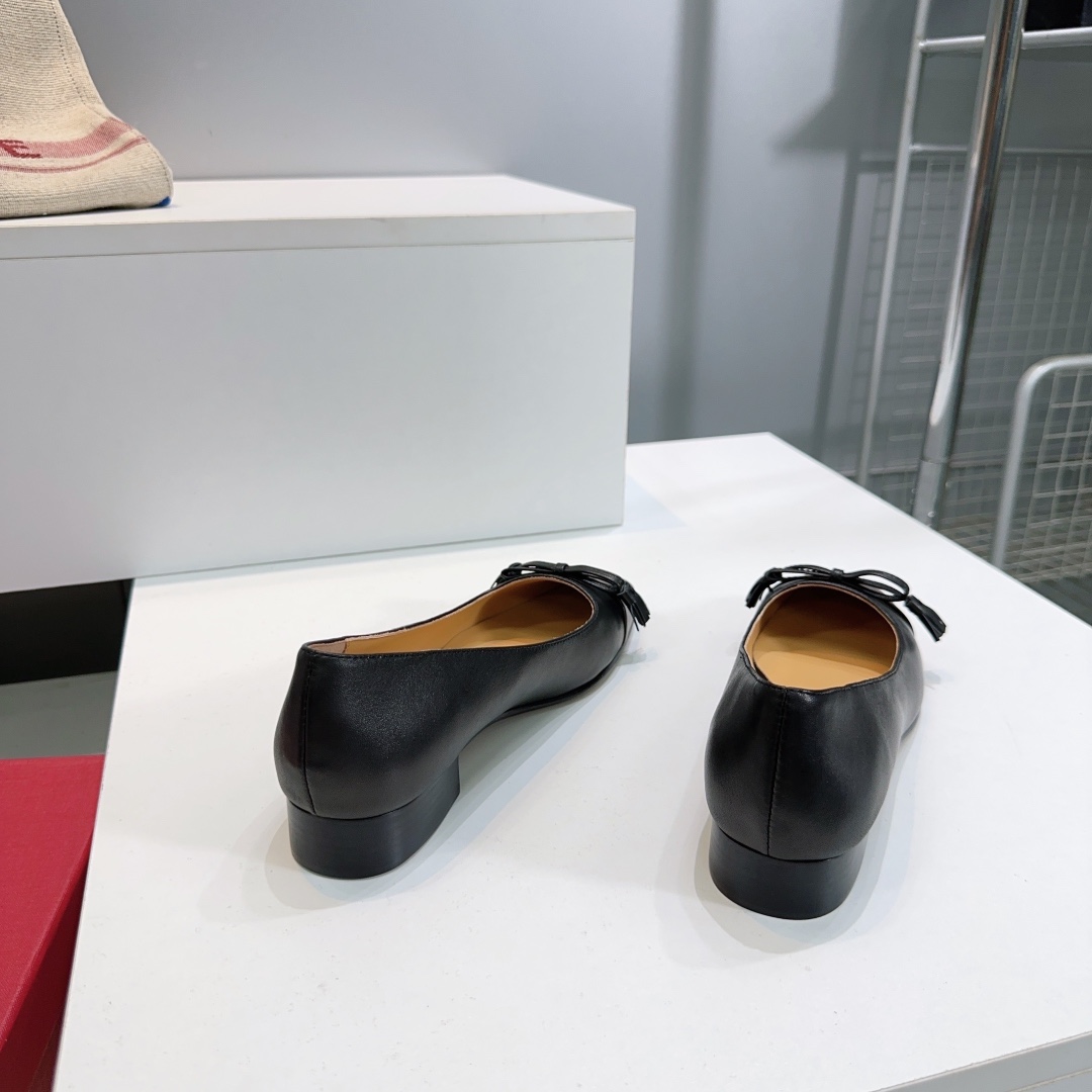Valentino Fall 2025 Shoes: High-Quality, Innovative, Classic Designs - 图片 8
