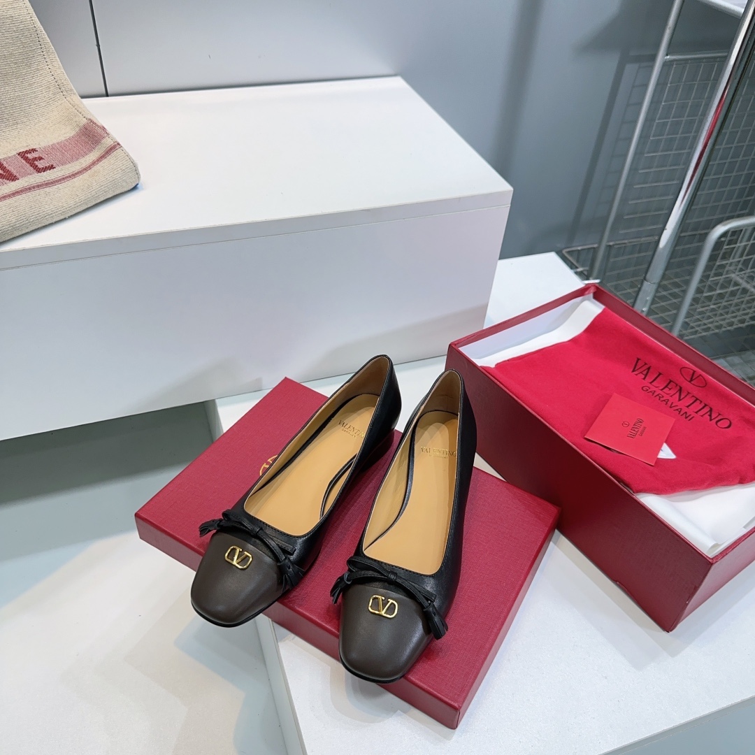 Valentino Fall 2025 Shoes: High-Quality, Innovative, Classic Designs - 图片 1