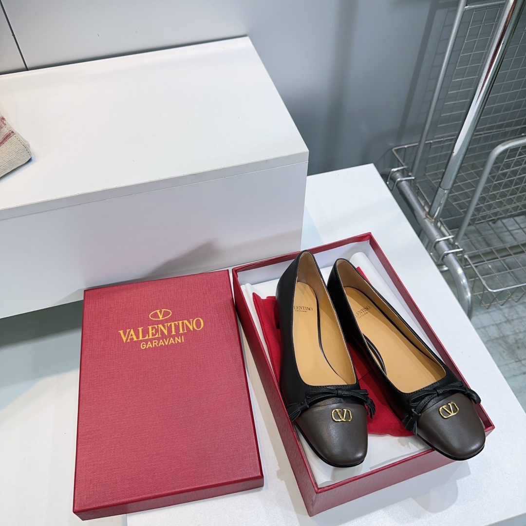 Valentino Fall 2025 Shoes: High-Quality, Innovative, Classic Designs - 图片 2